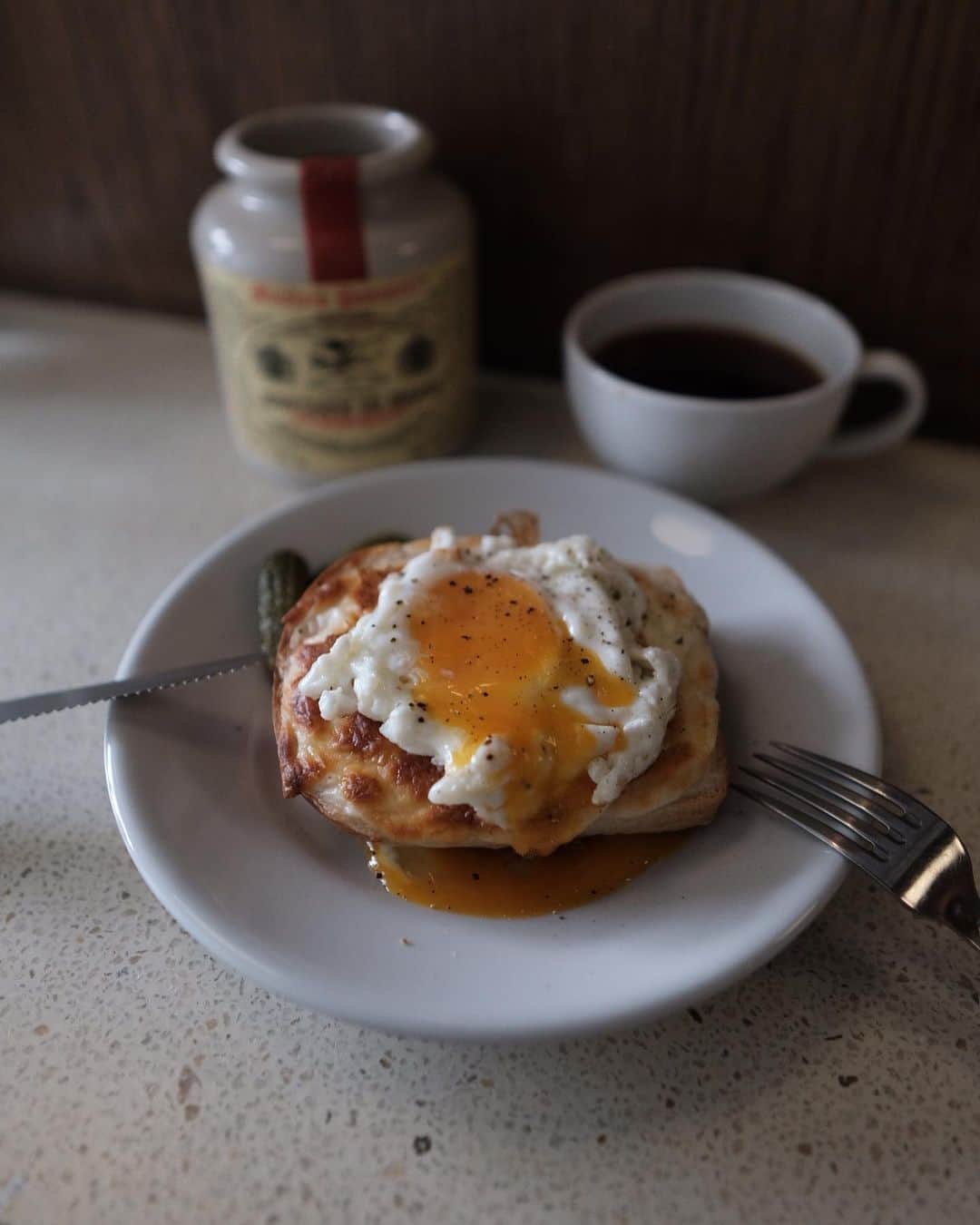 matsukenのインスタグラム：「_✔︎     幡ヶ谷にある @cyodo_official で 9月から始まったモーニングを食べに。     クロックムッシュとコーヒー プラスで目玉焼きもトッピング まさに理想の朝食でした。     モーニングを食べに早起きして 午後には帰ってくる生活も悪くないね✌🏻     #cyōdo  #matsukencafe」