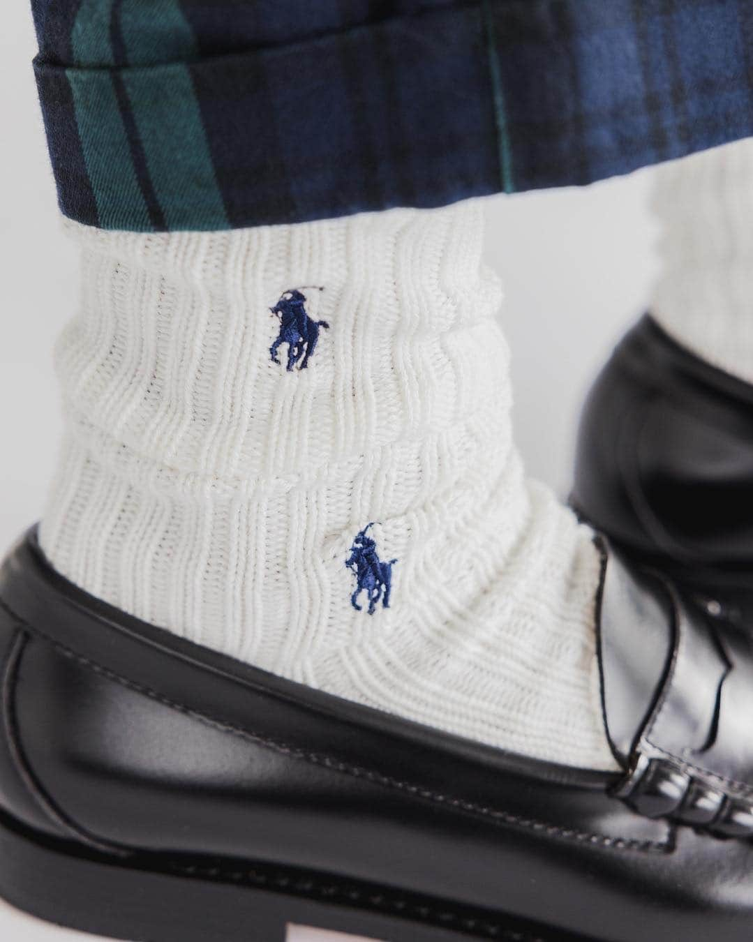 ビームスさんのインスタグラム写真 - (ビームスInstagram)「... POLO RALPH LAUREN for BEAMS ”High School Student Collection” 10.28（Sat.）Release  @poloralphlauren  〈POLO RALPH LAUREN（ポロ ラルフ ローレン）〉の別注シリーズ第11弾を迎えた今回は、“High School Student（高校生）”と題して、これからの季節に活躍すること間違いなしのニットウェアを中心に別注しました。  別注の代名詞とも言えるポロ ポニーの左右の配置を入れ替えた『カーディガン』、『セーター』、『ベスト』の3型をスクールカラーの定番色であるナチュラルと、上品なネイビーで展開します。 加えて、ニットと好相性の『チノパンツ』とクラシックな『キャップ』もラインアップ。生地はスクールテーマにふさわしい「ブラックウォッチ」柄を採用しました。また、リブ下とくるぶし付近の2箇所にポロ ポニーを配した、遊び心溢れる『ソックス』も登場します。  ぜひこの機会をお見逃しなく。  🗓発売日 2023年10月28日（土）  📍販売店舗 〈BEAMS〉、〈BEAMS BOY〉レーベル取り扱い店舗 ※一部地域を除く BEAMS公式オンラインショップ  NEWSはこちら https://www.beams.co.jp/news/3769/ 🔗→@beams_official ストーリーズハイライト”Pick up Items”より  @beams_mens_casual @beams_boy_official #poloralphlauren #beams #beamsboy #ポロラルフローレン #ビームス #ビームスボーイ」10月20日 20時01分 - beams_official