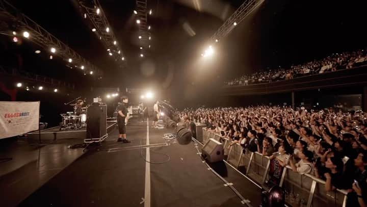 ELLEGARDENのインスタグラム：「⁡ Boys are Back in the East Tour 2023 2023.10.3 Tue. YES24 Livehall w/ GUYZ ⁡ 高田です。 ⁡ 韓国の皆さんのMake a Wishの大合唱とても感動的でしたので少しだけ動画をお届けいたします。また必ずお会いしましょう。 ⁡ 타카다입니다. ⁡ 한국 여러분들의 Make a Wish 대합창이 정말 감동적이어서  짧지만 공연영상을 공유하고 싶어요. 반드시 다시 만나요!  ⁡ #ELLEGARDEN  #BoysareBackintheEastTour2023  #YES24Livehall」
