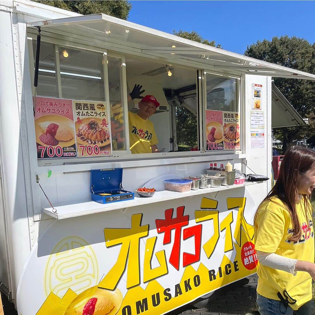 唐沢菜々江さんのインスタグラム写真 - (唐沢菜々江Instagram)「キッチンカーグルメ選手権2023🚍  先日、国営昭和記念公園にてキッチンカーグルメ選手権が開催され、  私たちオムサコライスも参加してきました‼️✨  全国から総勢100台以上のキッチンカーが集まり、来場者の投票によってグランプリキッチンカー👑が決定するということで気合い十分で挑みました😆‼️  残念ながら、グランプリを取ることはできませんでしたが、  2日間開催された中で、オムライスは完売✨ 宮迫さんやななえママも駆けつけて、 応援の言葉をかけていただいたり、投票してくださったり、、  本当にありがとうございました😭💓  11月オープンまでもう少し‼️ 絶品オムライスを店頭で皆さまに食べていただけるよう、準備頑張ります💪🔥  ｡.ꕤ‿‿‿‿‿‿‿‿‿‿‿‿‿‿‿‿‿‿‿‿‿‿ꕤ.｡  オムサコライス‼️キッチンカー出店依頼大募集🚍  宮迫さん監修の『オムサコライス』が 皆さんの町のイベントや催事にお邪魔します😍✨  誰が食べても『美味しい❣️』と言われるオムライスで、味には自信があります💪‼️  ぜひたくさんのご依頼をお待ちしております😊✨  👇キッチンカー出店依頼応募フォームはこちらから https://forms.gle/APsmijEyMSPzwPPUA  オムサコライス @omusakorice.shibuya  宮迫博之 @miyasako_hiroyuki  唐沢菜々江(銀座クラブNanae ななえママ) @nanae.karasawa   #キッチンカーグルメ選手権 #キッチンカーグルメ #キッチンカー #キッチンカー出店募集 #キッチンカー出店 #キッチンカー募集 #キッチンカー販売 #イベント出店 #イベント情報 #オムサコライス #渋谷グルメ #渋谷ランチ #東京グルメ #オムライス専門店 #オムライスランチ #オムライス巡り #オムライス部 #渋谷 #スペイン坂 #洋食ランチ #宮迫博之 #ななえママ」10月20日 20時01分 - nanae.karasawa