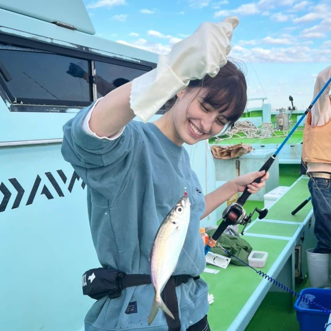 木内舞留さんのインスタグラム写真 - (木内舞留Instagram)「アジ釣り🎣  初めてだったのにね、10匹も釣れちゃったんです＾＾ 楽しすぎて時間があっという間に過ぎてました🐟  お友達10人くらいと行ったんですけど、全て捌いてくれてお刺身にしたりアジフライにしたり、全部信じられないほど美味しくて... ちなみに全員で合わせて100匹くらい釣ってしっかり食べ切りました。笑  次はフグ釣りたい🐡」10月20日 20時02分 - maru_kiuchi_official