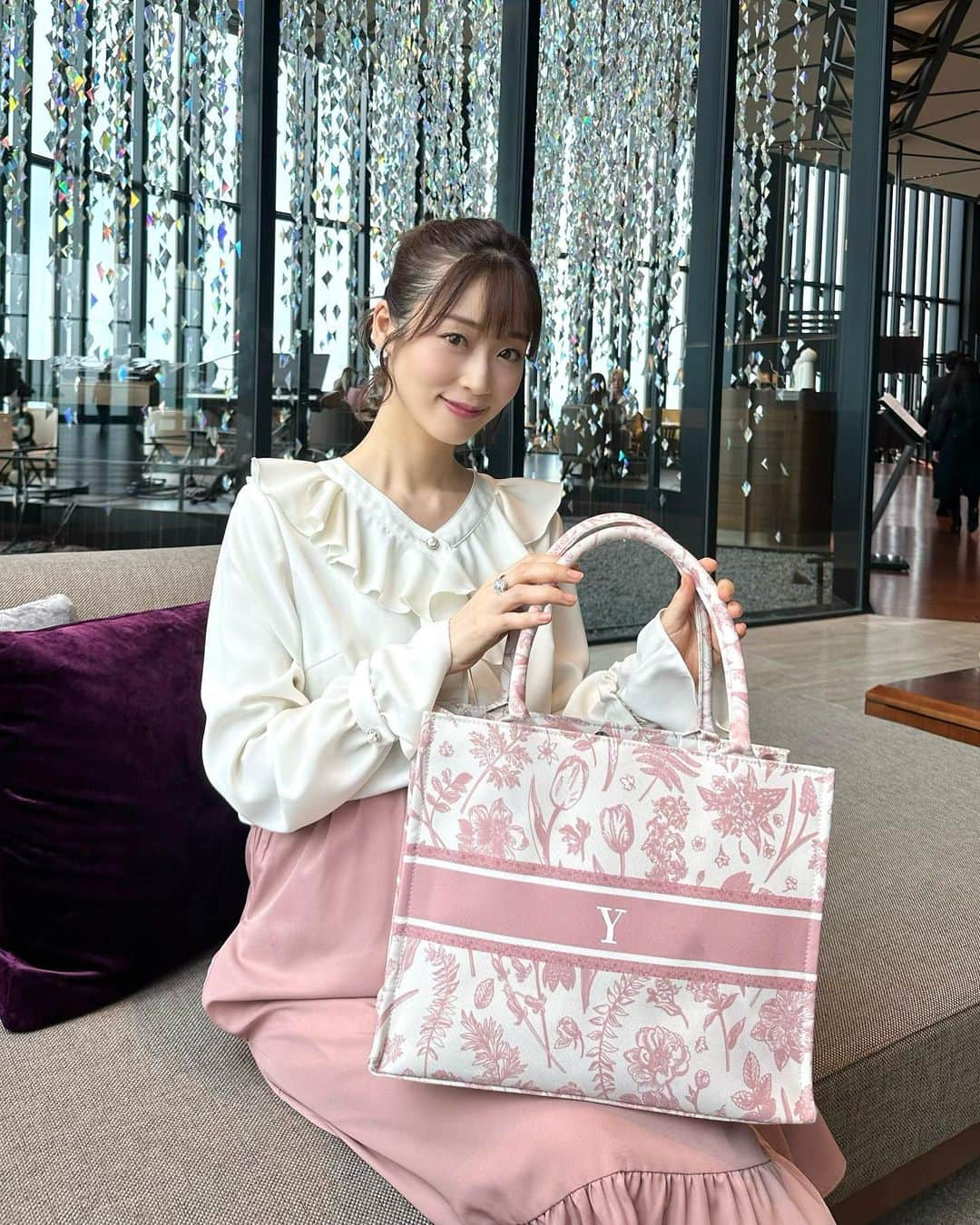 牧野結美のインスタグラム：「花柄デザインのバッグ🌷ˊ˗  オーダーメイドのトートバッグが届きました👜♡ こちらは @eris___official のもの💐  私のイニシャル入りなんです☺️💗  可愛いだけじゃなくて、 バッグがとっても軽くて持ち歩きしやすい🐈🐾  しかも、付属のBAG in BAGのおかげで カバンの中をスッキリ整頓できるし、 13インチのPCも入って 本当にたくさんものが入るんです〜🫶🏻🌸  マザーズバッグとしても たくさん使っていこうと思っています🥰  #トートバッグ #マザーズバッグ #バッグインバッグ  #オーダーメイドバッグ  #イニシャルバッグ #お仕事バッグ #マタニティコーデ #妊娠9ヶ月 #プレママコーデ #男の子ママ予定 #大人可愛いコーデ #大人フェミニン #大人フェミニンコーデ PR」