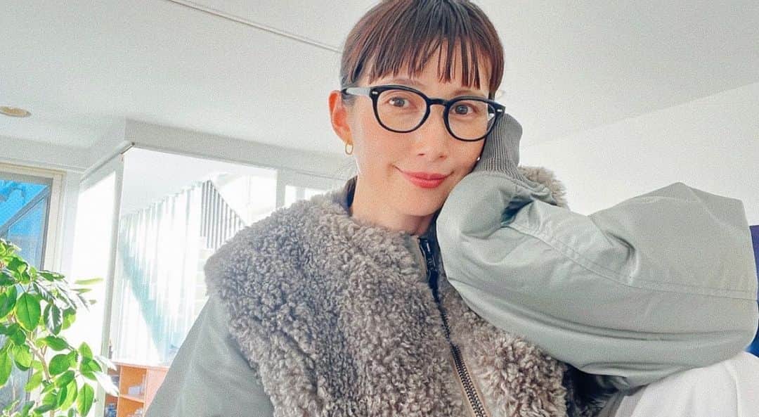 kazumiのインスタグラム：「YouTube公開しました！ 今回は秋冬服リアル購入品を紹介💙🩵 コートからワンピース・小物まで爆買い🤣🛍️ 今すぐ着られて真冬まで沢山使えるアイテムをたっぷり。 2023AWお買い物第1弾✨ 是非ご覧頂けると嬉しいです🙇🏻‍♀️  @hyke_official  @shinzone_official  @mia_hat_and_accessory  @humanwoman_official   #youtube#kazumiroom#kazumi#outfit#wear#コート#お買い物」