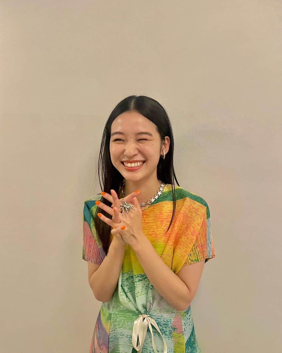 森田想のインスタグラム：「映画『愚鈍の微笑み』本日初日を迎える事が出来ました。意欲的で、挑戦的で、本能的な、とても混雑した映画ですが、60分に真っ直ぐに伝えるべきことが詰め込まれた真摯な物語です。下北沢K2さんにてご覧頂けますので、明日からも宜しくお願いします。作中同様3人が自由に自分らしく着飾る事が出来て、楽しい舞台挨拶でした。風紀を乱すほどに色を好む。ありがとうございました。😉✌️  💍 @justindavis_jewels  👗 @wildlily_daikanyama  👠 @daniella_and_gemma 🤍」