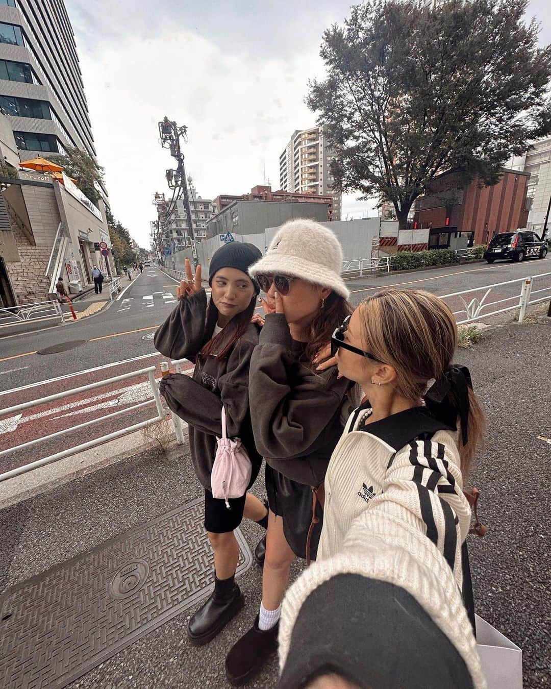 ✷kana✷さんのインスタグラム写真 - (✷kana✷Instagram)「有意義な時間を過ごした🫶🎀  #tokyo#looks#adidasoriginals#koreanfashion#streetstyle#uggseason#nubianvillage#데일리룩#룩북#여름코디#데이트룩#大人カジュアル#150cmコーデ#アディダスコーデ#海外ファッション#低身長コーデ#プチプラコーデ#カフェ巡り#渋谷カフェ」10月20日 20時04分 - xxkana513xx