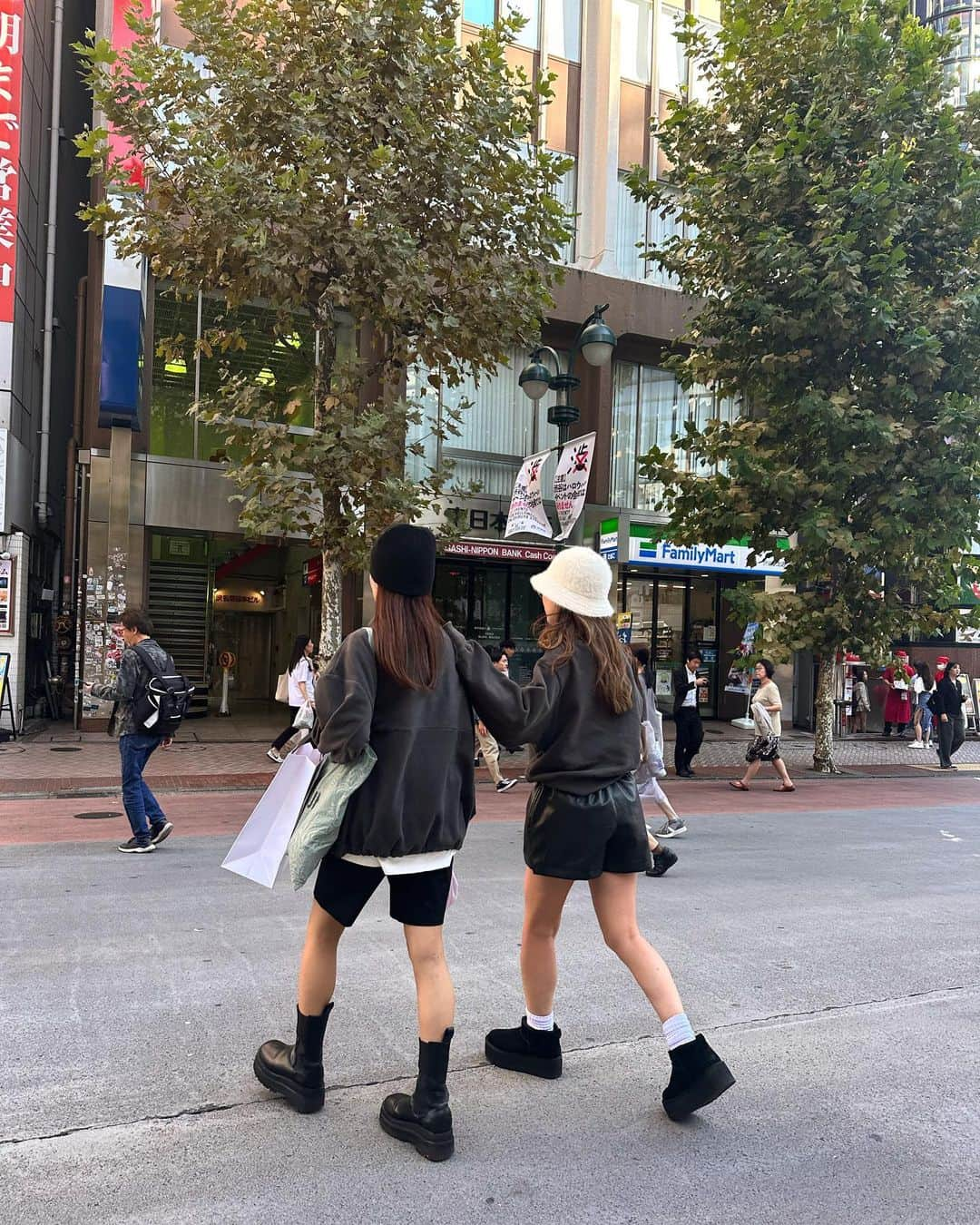 ✷kana✷さんのインスタグラム写真 - (✷kana✷Instagram)「有意義な時間を過ごした🫶🎀  #tokyo#looks#adidasoriginals#koreanfashion#streetstyle#uggseason#nubianvillage#데일리룩#룩북#여름코디#데이트룩#大人カジュアル#150cmコーデ#アディダスコーデ#海外ファッション#低身長コーデ#プチプラコーデ#カフェ巡り#渋谷カフェ」10月20日 20時04分 - xxkana513xx