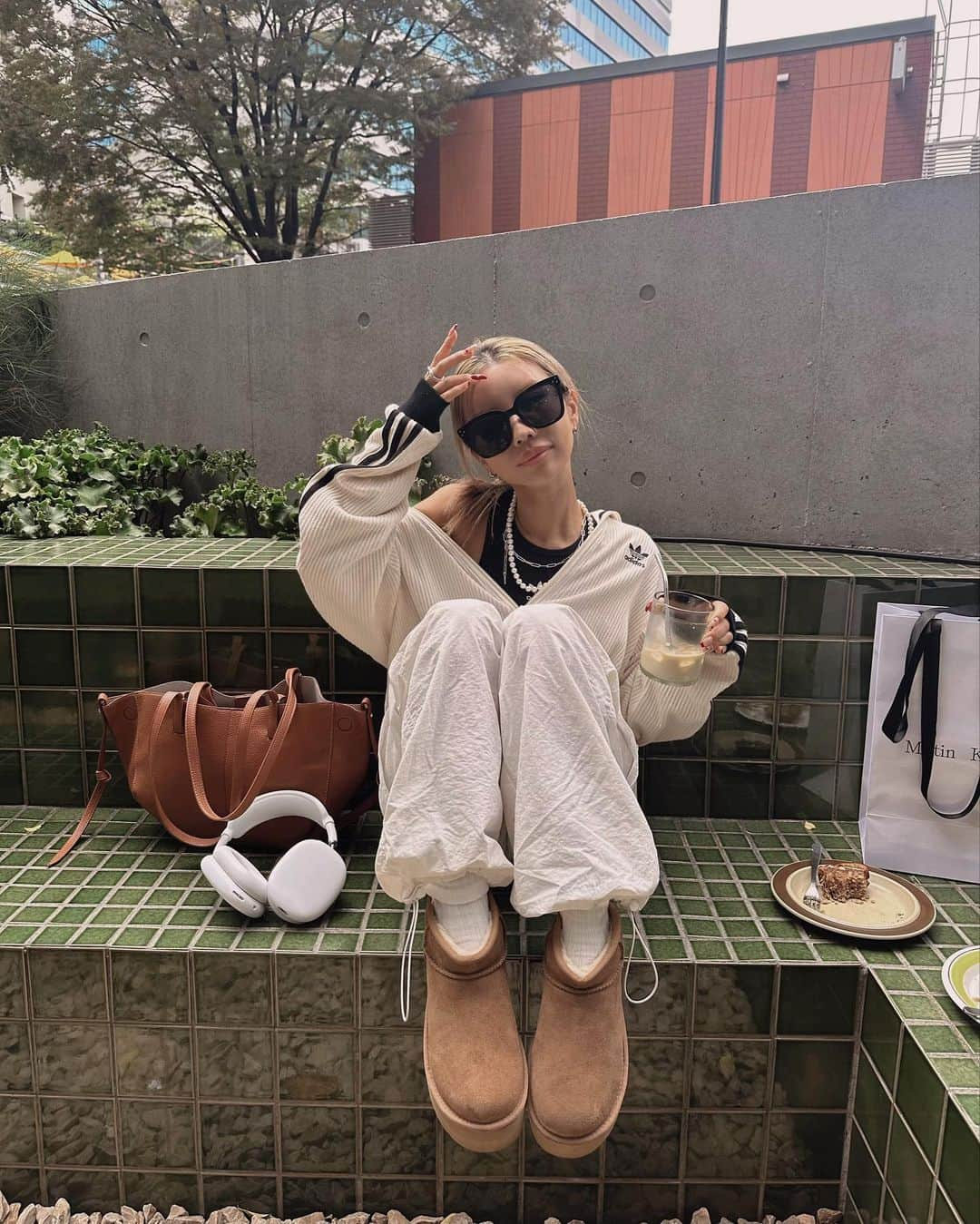 ✷kana✷さんのインスタグラム写真 - (✷kana✷Instagram)「有意義な時間を過ごした🫶🎀  #tokyo#looks#adidasoriginals#koreanfashion#streetstyle#uggseason#nubianvillage#데일리룩#룩북#여름코디#데이트룩#大人カジュアル#150cmコーデ#アディダスコーデ#海外ファッション#低身長コーデ#プチプラコーデ#カフェ巡り#渋谷カフェ」10月20日 20時04分 - xxkana513xx