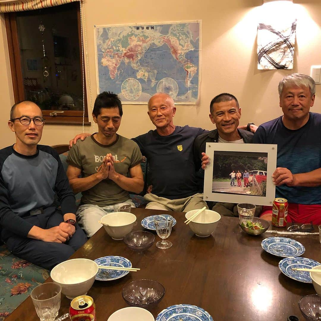 平山ユージのインスタグラム：「素晴らしい時間でした🙏 What a wonderful moments🙏  「寺島由彦T-wall社長、31年間お疲れ様でしたの会」  そして、寺島さん(1番右)を創業からスタッフとして支えていた草野俊達さん(1番左)  日本で最初の営業ジムを武蔵藤沢にオープンするにあたり、皆んなが反対する中で唯一、頑張れと応援してくれたのが、 @lostarrowinc の坂下直枝さん(真ん中)だったそうです。そして、 @kazahanapacks のサンチェさん(左から2番目)はやはりロストアローを長く支え、T-wall創業時に良く通われていました。そして、集まった皆さんは今もこの地域に根を張って活動されています。  こんな凄い皆様に囲まれて、クライミング史、クライミング文化を語る至福の時間でした。やはり日本酒の効果は抜群でした🤣🤣  午後13時から坂下さんとクライミング談義が始まり、17時からは皆さんが集まり23時まで語り続けていたのですが、まだ語り足りないほど長きにわたるお互いの関係やクライミング創成期から仲良くさせて頂いている皆さんとの会話は時間がいくらあっても足りないものでした。  一番歳下の僕はそんな皆さんから熱い想いで応援頂き、引き継いだT-wallはもちろんですが、クライミング界にたいする未来をお前は託されているんだぞ、と有難くも身に余る言葉をビシビシとかけられました。  87年、88年、奥多摩で一緒に開拓した草野さん、88年ヨーロッパを共にしたサンチェさん、89年から91年ヨーロッパで共にワールドカップを転戦し切磋琢磨した寺島さん、そして88年から2023年までプロクライマーとして僕を35年に渡り応援してくれた坂下さん、皆さんには感謝ばかりですが、皆さんの想いを自分なりに未来のクライミング界へと繋ぎ、僕自身のエネルギーを投じさせて頂きます🙏  #ユージの小川山日記　#chrisgore #寺島由彦 #marclemenestrel #stefanglowacz #wolfganggüllich #坂下直枝　#草野俊達 #サンチェ #salatheonsightattempt #whitezombie #Chouca #laragedevivre #actiondirecte」