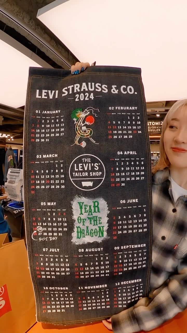 のインスタグラム：「スペシャルウィーク開催中！ Levi‘s® Red Tab™︎メンバーの特典を手に入れよう✨今なら2024 セルビッジカレンダーをプレゼント🔥🔥  対象のLevi's® Vintage Clothingまたは、Made In Japanコレクションをお買上げのLevi's® Red Tab™ メンバー様に先着で、2024年セルビッジデニムカレンダー（非売品）をプレゼント。 Levi’s® Vintage Clothing 1947年501®と同じカイハラ社製のMade In Japanのリジットデニムを使って作られたスペシャルなカレンダーは片側がセルビッジ仕上げの赤耳つき。センター部分にスペースが設けられているので、ご自身でカスタマイズを楽しむことができます。  10月29日（日）までににお近くのリーバイス®テーラーショップにこのカレンダーをご持参頂くと、2024年の干支刺繍を2デザインから1点を無料でお入れ致します🐉  来年の抱負を刺繍したり、ワッペンやメッセージでカスタマイズして大切な人へのギフトにするのもおすすめです。  テーラー常設ストア：​ 原宿フラッグシップストア・新宿・大阪・京都・福岡天神・ららぽーと福岡​  対象商品や注意事項などプロフィールリンク🔗からご確認ください。 他のスペシャルウィーク特典も今すぐチェック❤️‍🔥」