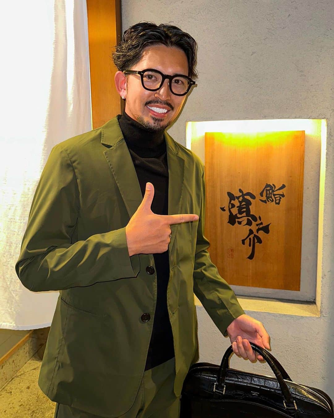 ken_navyさんのインスタグラム写真 - (ken_navyInstagram)「昨日の夜は誕生日ディナーで  社員にお寿司屋さんに連れてきてもらいました👍  コーディネートは @eurokenvy のセットアップをブラックアイテムでまとめて 社員からの誕生日プレゼントで貰ったビジネスバッグを添えて  会社の近所で僕が一番好きなお寿司屋さん🍣  @sushi_shinnosuke   ご馳走様でした😋  #メニューに書いてませんが #今日はぶりありますと言われ #頼んだのが #写真5枚目 #大トロかよ #うますぎちゃんでした」10月20日 20時10分 - ken_navy