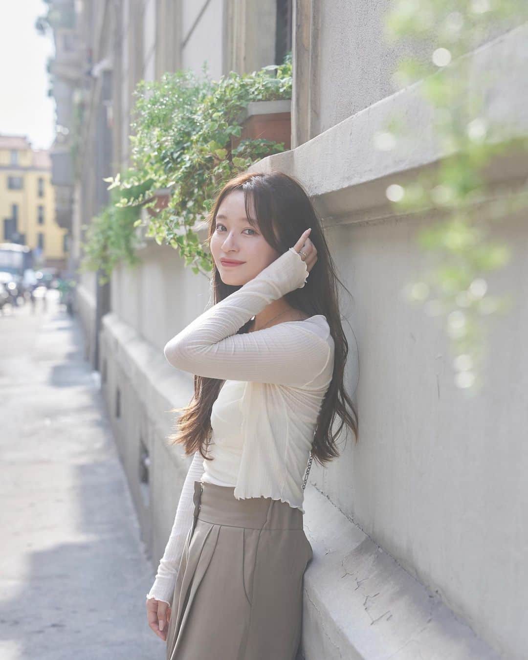 のインスタグラム：「イタリア旅行に行ってきました🇮🇹✈️ (やっと載せられる！) 今日からたくさん更新していきます🪄  まず最初はミラノから♡ 街並みが素敵で歩いているだけで楽しかった🐈🐾  レストランで念願のミラノ風ドリアも🍽️🤍  #イタリア旅行 #イタリア #ミラノ #milano #italy #italia」