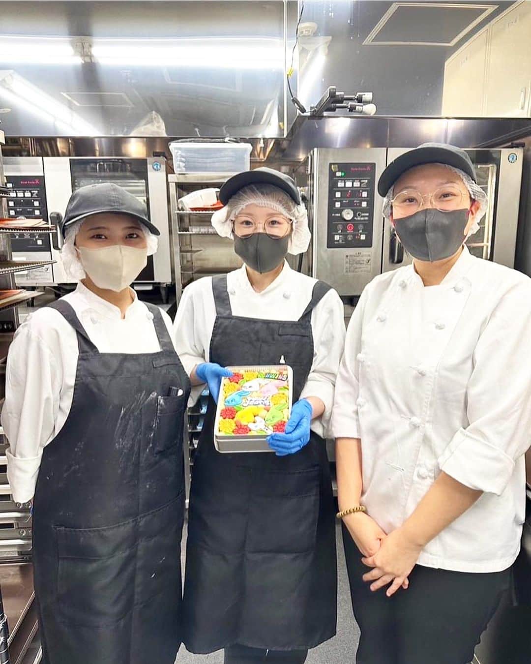 村上隆さんのインスタグラム写真 - (村上隆Instagram)「We made @newjeans_official cookie for @min.hee.jin  ❤️🙇‍♂️ 만나서 영광이었습니다!」10月20日 20時11分 - takashipom