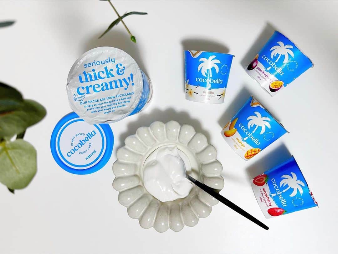 笹口直子さんのインスタグラム写真 - (笹口直子Instagram)「食べる頻度が高いヨーグルト。 一時期乳製品不使用のココナッツを使ったヨーグルトにハマっていた時期があったんですが、中々売っていなくて。。  そんな中、今日10月20日にオーストラリアから日本に 初上陸したココナッツヨーグルトのcocobellaをお試しさせて頂きました🥥　@cocobellajp  限定で発売されるそうです☺️  cocobella（ココベラ）はプラントベースヨーグルトの中でもシェア率No.1を獲得する 人気商品。  乳製品不使用だけじゃなくて、グルテンフリー。クリームみたいな舌触りで、ココナッツの優しくて、ほのかな甘さは満足感もありました☺️  体にいいだけじゃなくて、美味しくて、特に私はパッションフルーツが好み❤️ ふわふわのココナッツヨーグルトと、酸味のあるパッションフルーツソースが美味しかったです☺️  #PR #プラントベース　#プラントベースヨーグルト　#プラントベーススイーツ　#プラントベースフード　#夜食スイーツ　#ココベラ　#ココナッツヨーグルト」10月20日 20時11分 - na.o.ko.16