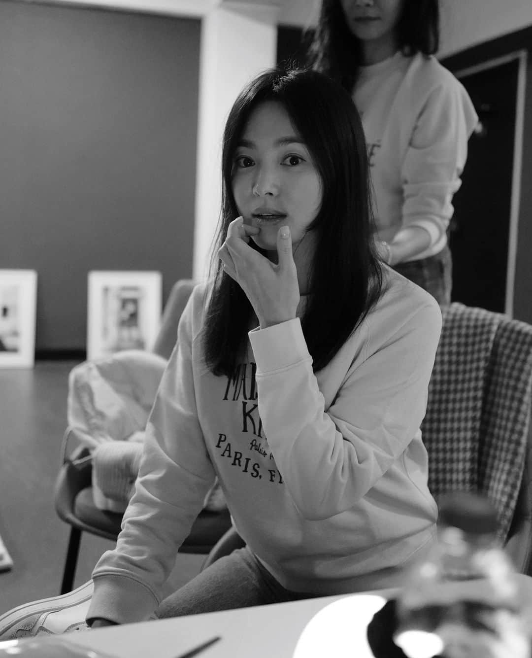 チェ・ヒソのインスタグラム：「좋아하는 사람들 사진 찍기를 좋아합니다. 제가 당신 사진을 찍고 있다면… 당신을 좋아한다는 뜻이에요..!! 🫶🏼  I brought my Leica camera to our dinner last night and this is what happened. Beautiful friends make my camera shine 📸✨ Last photo by Kyo💋」