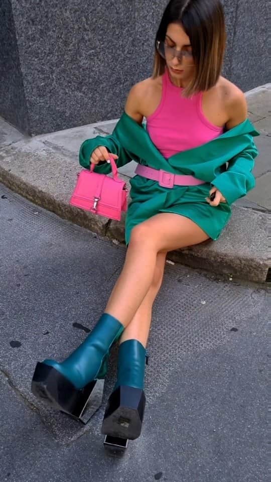 ユナイテッドヌードのインスタグラム：「#AD | Styling my Stage boots from @unitednude 💚  Use the discount code 'Silvana10' for 10% off at checkout ✨️  #unitednude #aw23 #sponsored #stageboots  #greenboots」