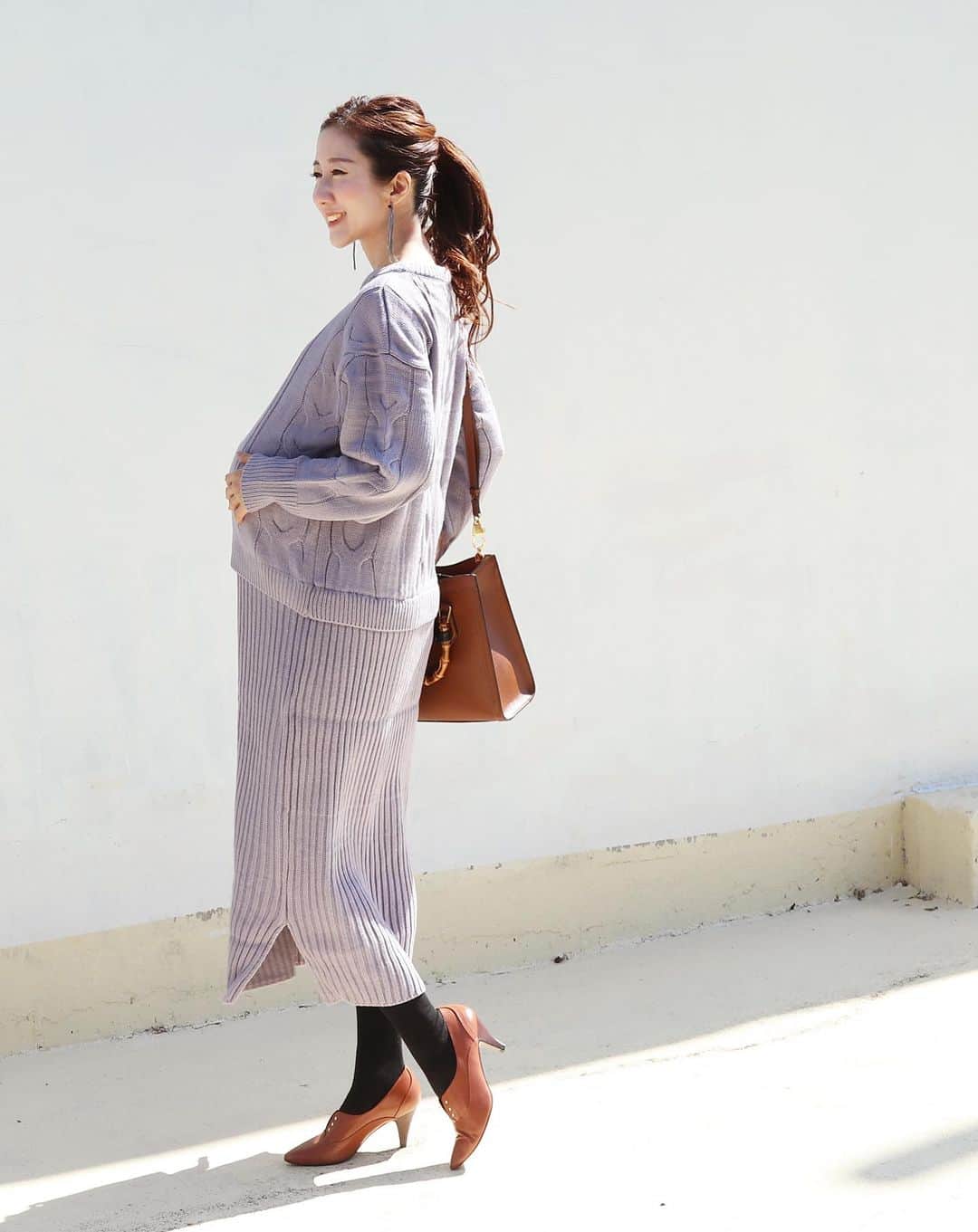 授乳服とマタニティ服ミルクティーさんのインスタグラム写真 - (授乳服とマタニティ服ミルクティーInstagram)「ニットのチクチク感が苦手なママも安心☺️✨  柔らかで温かいふんわりニットを使った産前産後ワンピース💕  トップス部分は高見えするケーブル編みを使い、スカート部分はリブに。  ニットらしいボリュームのあるトップスと、ナローなラインのリブスカートの組み合わせがとっても旬なシルエット。  授乳はトップス部分の下をさっと捲り、カシュクール仕様の下身頃をさっと下げるだけで簡単に授乳OK。  上身頃部分が授乳ケープがわりの目隠しにもなってくれるので、外出先での授乳も簡単です💕🤱✨」10月20日 20時25分 - milktea_junyufuku