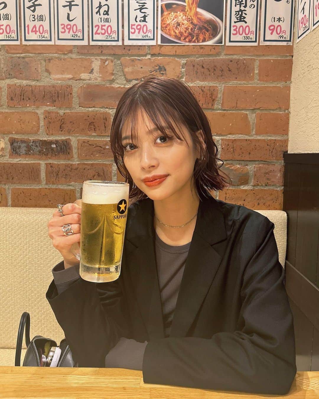 奥田紗都のインスタグラム：「. お休みの日に早い時間から飲むのが本当に幸せ〜🍺 ⁡ いつもリップはマットタイプなんだけど 最近はツヤっとしたグロスも好き💄🤍 ⁡ ⁡ @yeau_official のこの2つがお気に入りです☺︎ ⁡ ⁡ ⁡ ⁡ ⁡ ⁡ #yeau #yeau_cosmetics #リップメイク #グロス #愛用コスメ #pr #休日の過ごし方 #うざバング #伸ばしかけ前髪 #ボブヘアアレンジ #ボブアレンジ #シースルーバング #外はねボブ #ミディアムボブ」