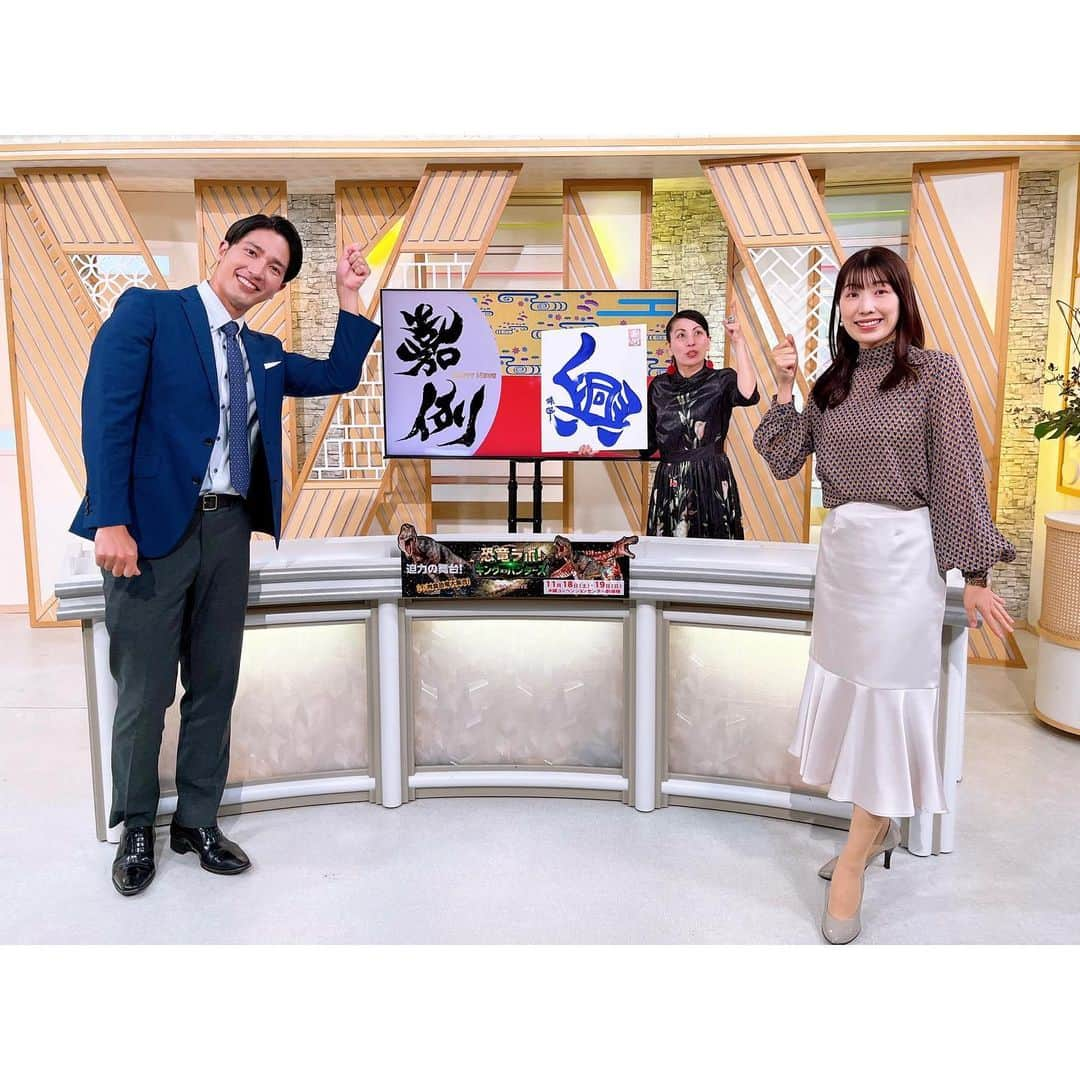 小林美沙希さんのインスタグラム写真 - (小林美沙希Instagram)「． #OTVLiveNewsイット！ 今日は月に一度の 嘉例ニュースでした💃 ． 月曜日の特集はスポーツ📺 ． ホーム開幕戦直前✨ Bリーグ琉球ゴールデンキングスの 桶谷大ヘッドコーチが生出演します🏀 ． 好スタートを切った 新シーズンの手応えや 選手への期待など直接伺います💪 ． お楽しみに〜！！ ． #沖縄#Okinawa #沖縄テレビ#ニュース #嘉例ニュース #筆文字アーティスト #珠翠　さん #アナウンサー #大城良太#小林美沙希 #琉球ゴールデンキングス」10月20日 20時23分 - otv_kobamisa