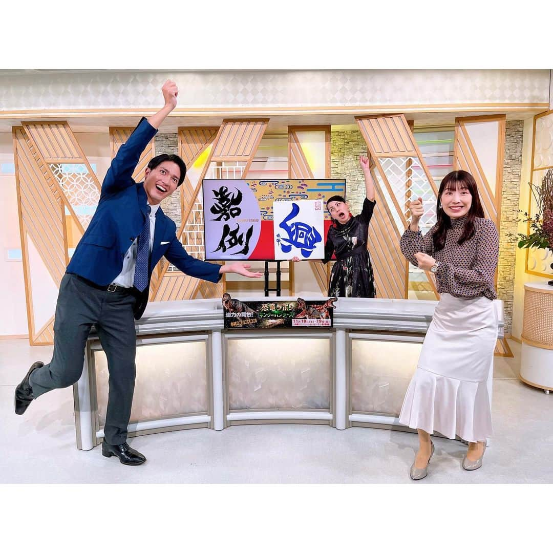 小林美沙希さんのインスタグラム写真 - (小林美沙希Instagram)「． #OTVLiveNewsイット！ 今日は月に一度の 嘉例ニュースでした💃 ． 月曜日の特集はスポーツ📺 ． ホーム開幕戦直前✨ Bリーグ琉球ゴールデンキングスの 桶谷大ヘッドコーチが生出演します🏀 ． 好スタートを切った 新シーズンの手応えや 選手への期待など直接伺います💪 ． お楽しみに〜！！ ． #沖縄#Okinawa #沖縄テレビ#ニュース #嘉例ニュース #筆文字アーティスト #珠翠　さん #アナウンサー #大城良太#小林美沙希 #琉球ゴールデンキングス」10月20日 20時23分 - otv_kobamisa