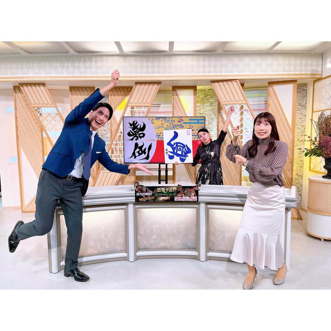 小林美沙希さんのインスタグラム写真 - (小林美沙希Instagram)「． #OTVLiveNewsイット！ 今日は月に一度の 嘉例ニュースでした💃 ． 月曜日の特集はスポーツ📺 ． ホーム開幕戦直前✨ Bリーグ琉球ゴールデンキングスの 桶谷大ヘッドコーチが生出演します🏀 ． 好スタートを切った 新シーズンの手応えや 選手への期待など直接伺います💪 ． お楽しみに〜！！ ． #沖縄#Okinawa #沖縄テレビ#ニュース #嘉例ニュース #筆文字アーティスト #珠翠　さん #アナウンサー #大城良太#小林美沙希 #琉球ゴールデンキングス」10月20日 20時23分 - otv_kobamisa