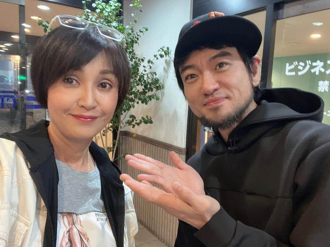 萩原佐代子さんのインスタグラム写真 - (萩原佐代子Instagram)「#三元雅芸 さん！ 撮影終わり、出口に向かうその時 爽やか笑顔キラキラ発見！ 去年6月ある撮影現場でお世話になりました。その時のメイクさんも！いらした本日の㊙️現場。  三元さんの特別な身体能力、きっと地球人ではないと思います。  #でんぐり返し しか出来ない萩原より」10月20日 20時24分 - hagiwarasayoko