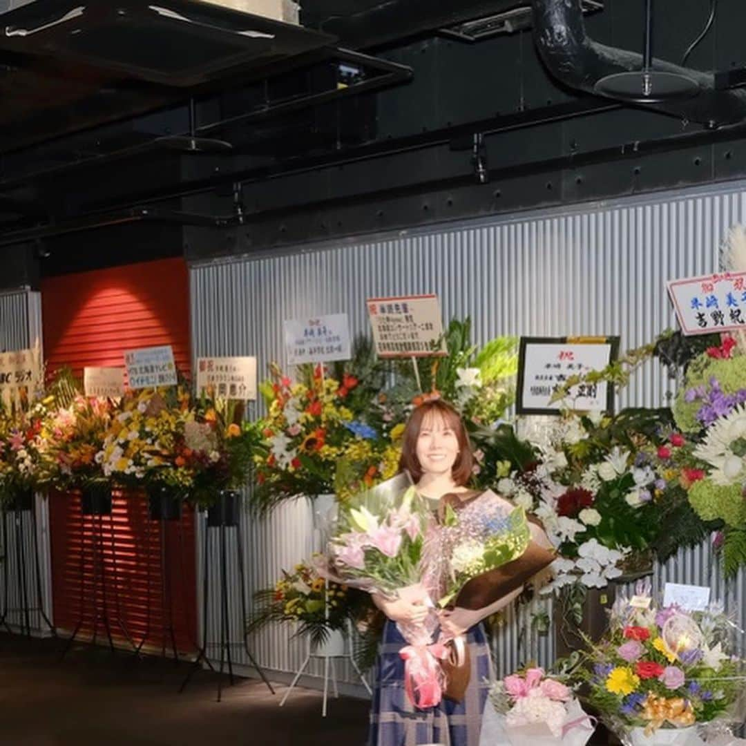 半崎美子さんのインスタグラム写真 - (半崎美子Instagram)「ツアーファイナル＠札幌カナモトホール💐 有難いご縁がたくさん咲いてロビーを彩ってくれました。出会ってくれたこと、導いてくれたことに感謝です！」10月20日 20時34分 - yoshikohanzaki