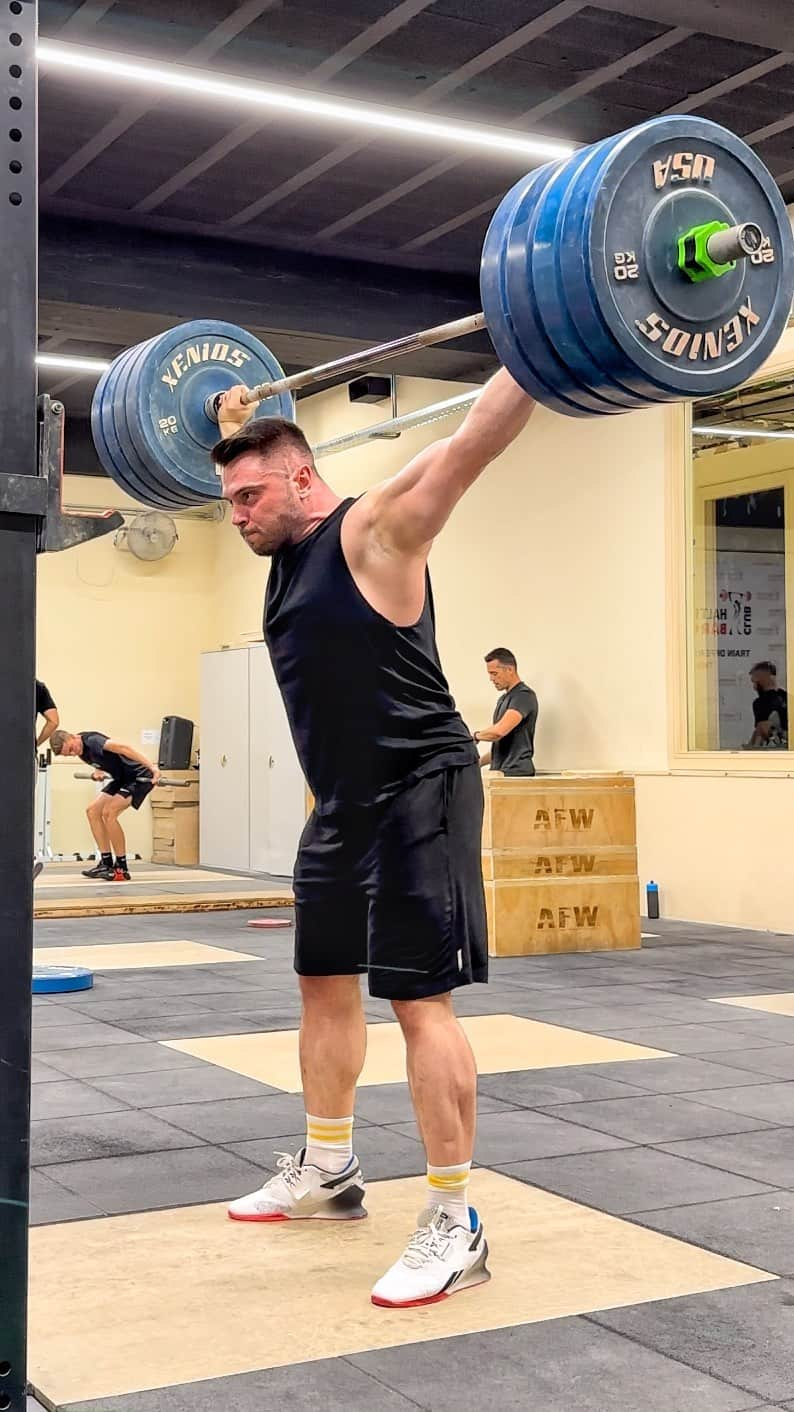 オレクシー・トロフティのインスタグラム：「My #PR for the last 7 years  Snatch Push Press + Snatch Balance - 180kg —— Warm Body Cold Mind ✊🏼 —— Gym @halterofiliabarcelona」