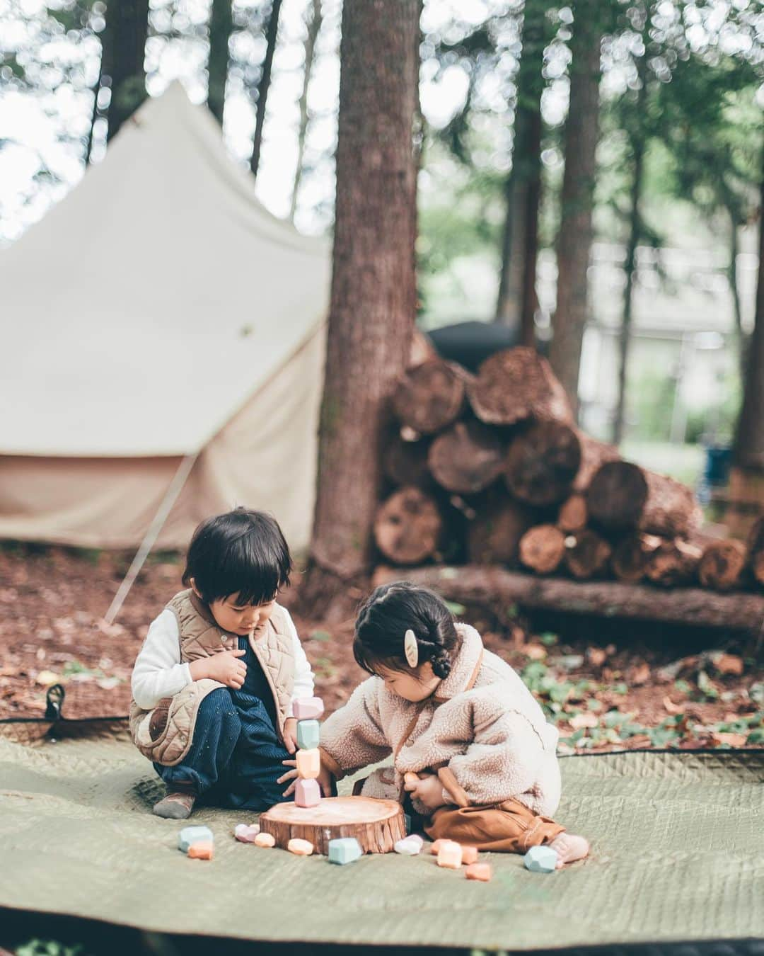 sorayuchiのインスタグラム：「・ バランスが大事◎  #fujifilm #gfx50r #art_of_japan_ #as_archive #IGersJP #good_portraits_world #indies_gram #RECO_ig #HUEART_life #team_jp_ #japan_daytime_view #Lovers_Nippon #Lovers_Nippon_portrait #bestjapanpics #Raymoment #indy_photolife #photogram_archieve #jp_mood #tokyocameraclub  #tokyo_grapher #pt_life_ #daily_photo_jpn #hubsplanet #pics_jp #photo_life_best #3歳児　#子連れキャンプ　#河口湖　#himikuブロック」