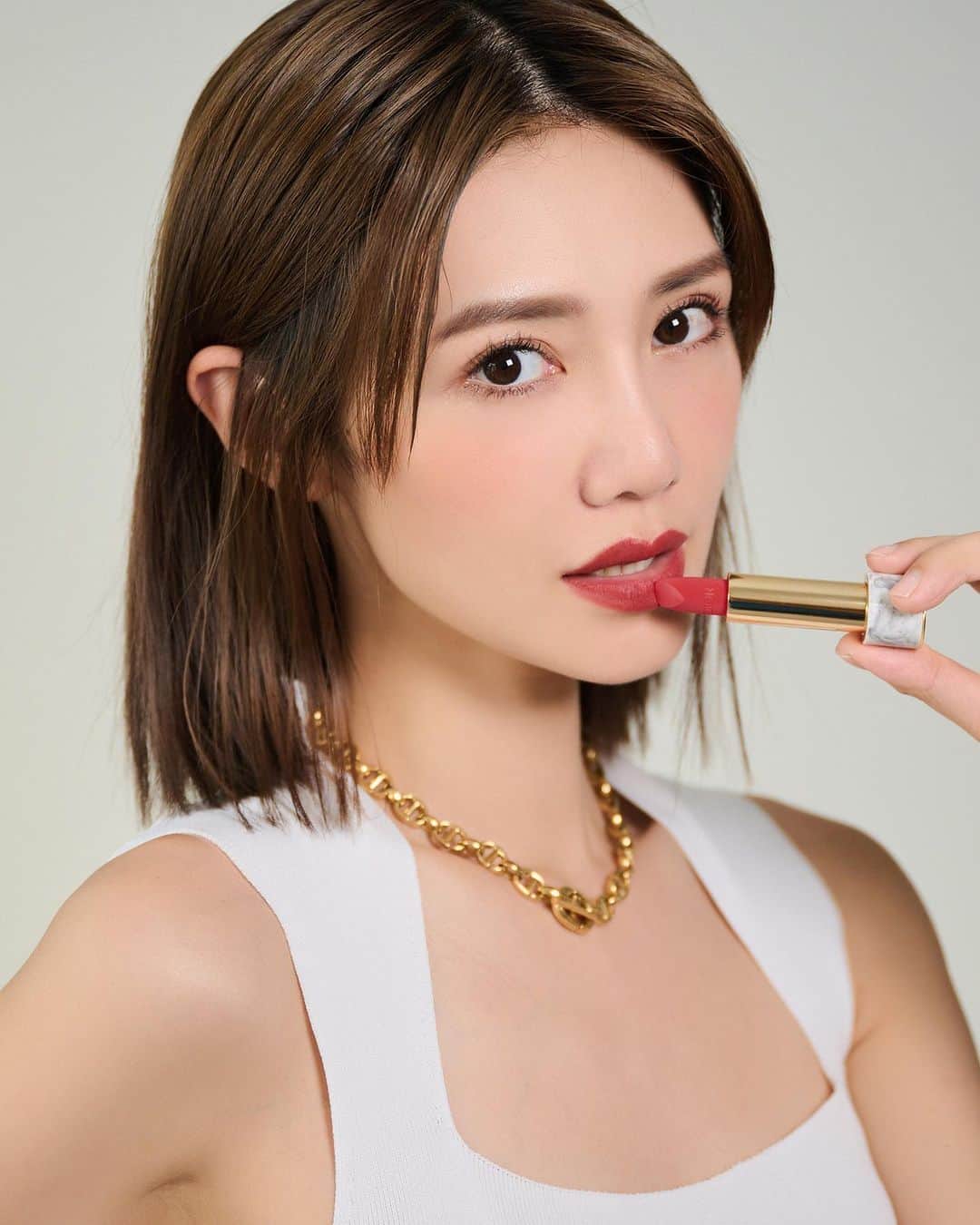 Elva Niのインスタグラム：「唇膏真的永遠也不會嫌多🫦 Dior Rouge Premier是第一款採用陶瓷外殼綴以矜貴18K黃金飾面的Dior唇膏💄 100% Plastic Free! 更是首度將24K黃金微粒注入花卉護唇配方中 塑造出柔滑啞緻的迷人唇色💋  這個高級訂製唇膏系列只在尖沙咀海港城全新Dior美妍概念專門店獨家發售🤍  @DiorBeauty #DiorRougePreimer @DiorBeautyLovers #DiorBeautyLovers」