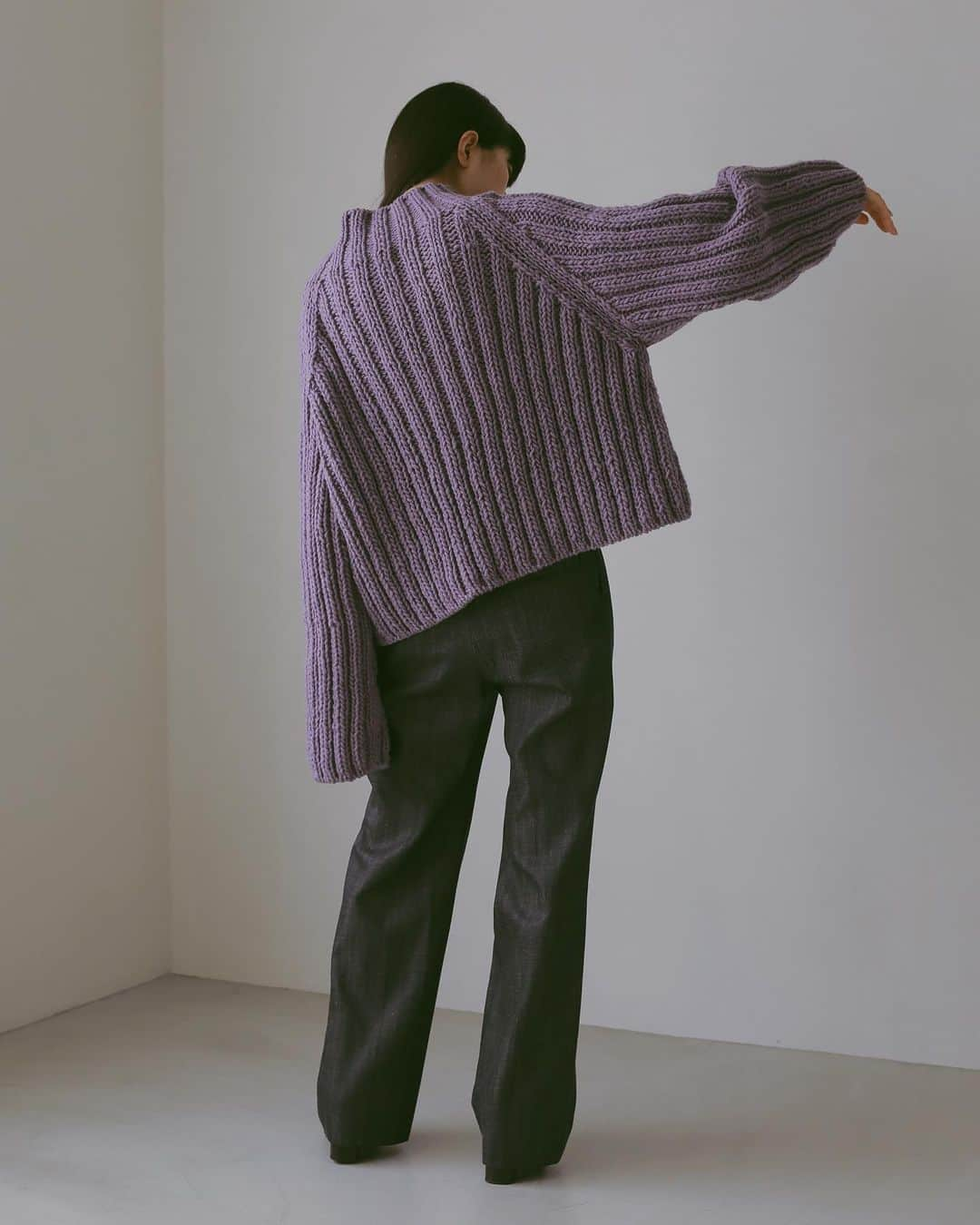 CASA FLINEさんのインスタグラム写真 - (CASA FLINEInstagram)「NEW ARRIVAL  ワイドリブハンドニットプルオーバー ¥31,900 Color IVORY / PURPLE / GRAY  ペルーで1着1着、丁寧に手編みされたニットトップス。   軽い仕上がりで使いやすく、シンプルな柄、丈感は、ドレスの上に被ってもお使いいただけます。  ETHICAL POLICY CRAFTSMANSHIP / LOCAL MADE / NATURAL100   —————————————————————————  #casafline #sustainable #ethical」10月20日 20時29分 - casa_fline