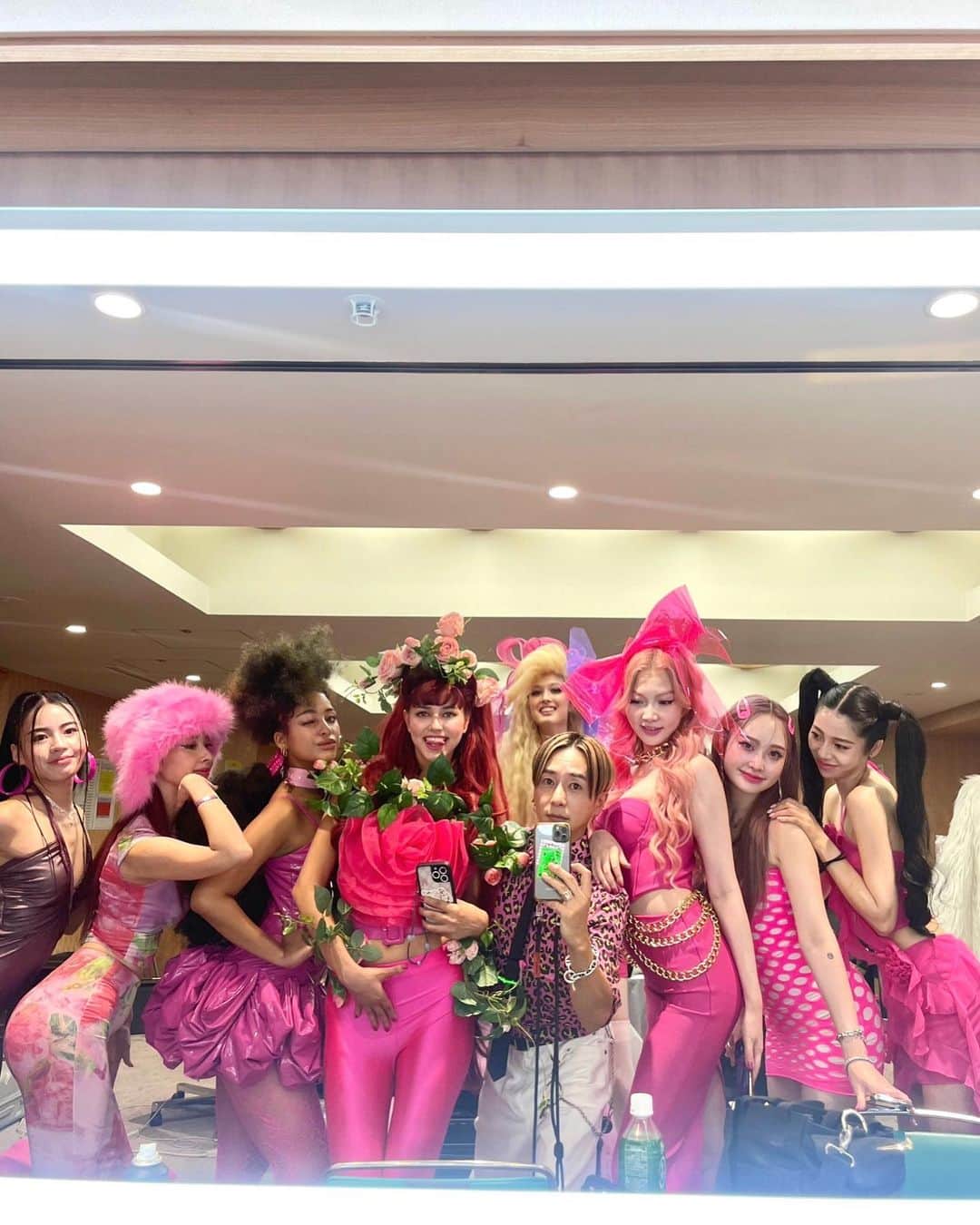 原涼香のインスタグラム：「in 楽屋 ˳✧༚ モデルちゃん達もみんなアゲでかわいかった🪽💞 最後の奈良さん🤣🫶🏻 ㅤㅤㅤㅤㅤㅤㅤㅤㅤㅤㅤㅤㅤ #barbie #shima」