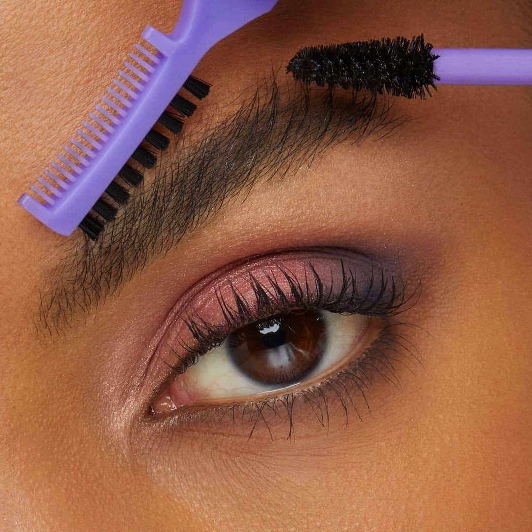 KIKO MILANOのインスタグラム：「Shape, fill in, and lock in those brows with the #KIKOCrazy90s Comb & Define Eyebrow Mascara! Achieve a flawless, laminated look with just one product 😉 ⁣ ⁣ Incredible Duo Stick Concealer 03 - Comb & Define Eyebrow Mascara 04 - Colour Explosion Palette 01 - 36h Lasting Volume & Length Effect Mascara ⁣ ⁣」
