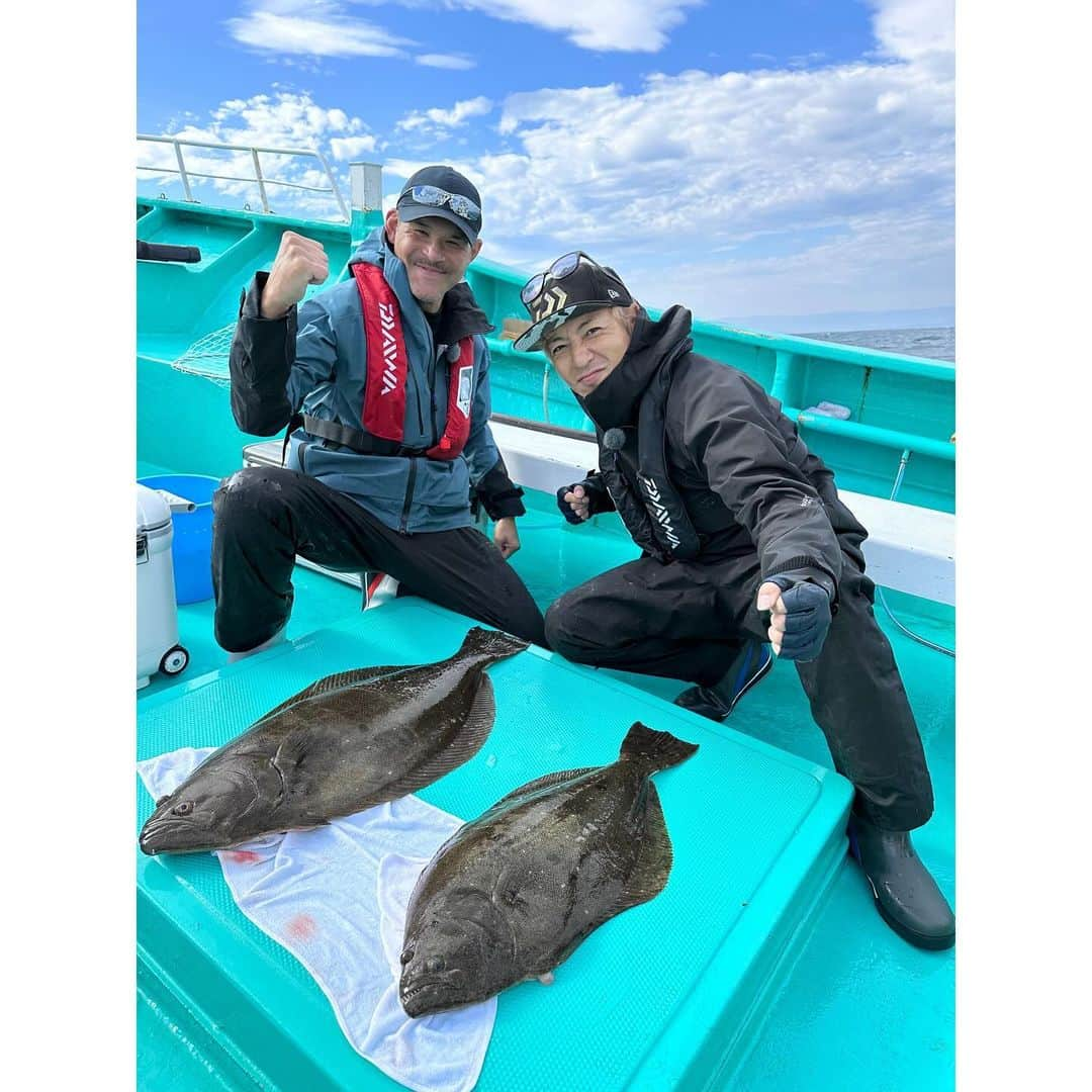 つるの剛士のインスタグラム：「—  照英ちゃんと恒例の学んで釣って食べて福島旅〜🎣  今回は相馬市、松川浦にお邪魔してきました。  船中終始夢のような巨大ヒラメが大爆発！  もうとにかく福島最高だ！！  突然ですがここで問題です。  照英ちゃんと自分、 じつは共通点がいくつかあります。 さてその共通点とはいったいなんでしょう？  #福島県　#相馬市　#松川浦 #明神丸 #照英 @shoei040404  -答え- お互い奥さんが福島出身 お互いヒーロー出身（ギンガマン/ウルトラマンダイナ） お互い趣味が似ている（バイク.釣り…） お互い教員免許を持っている（中高体育教諭/幼稚園教諭）」