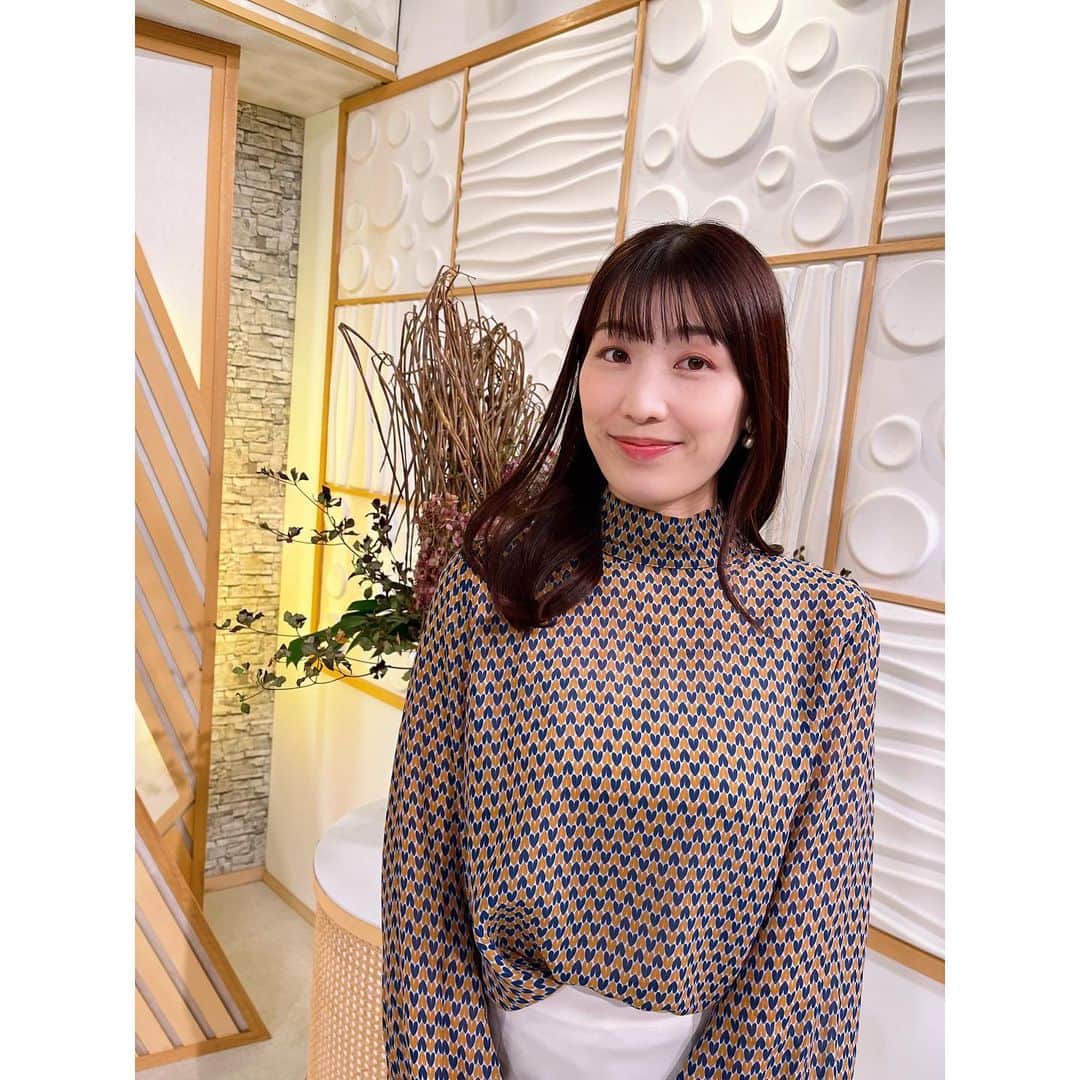 小林美沙希のインスタグラム：「． 金曜日の衣装は 軽い素材の 秋色ブラウスでした💓 ． フロアディレクターをしている 後輩ちゃんが たくさん撮ってくれました〜✌️ ． #沖縄#Okinawa #沖縄テレビ#ニュース #アナウンサー#小林美沙希 #アナウンサーコーデ #アナウンサー衣装#衣装 #ファッション#fashion #衣装協力」