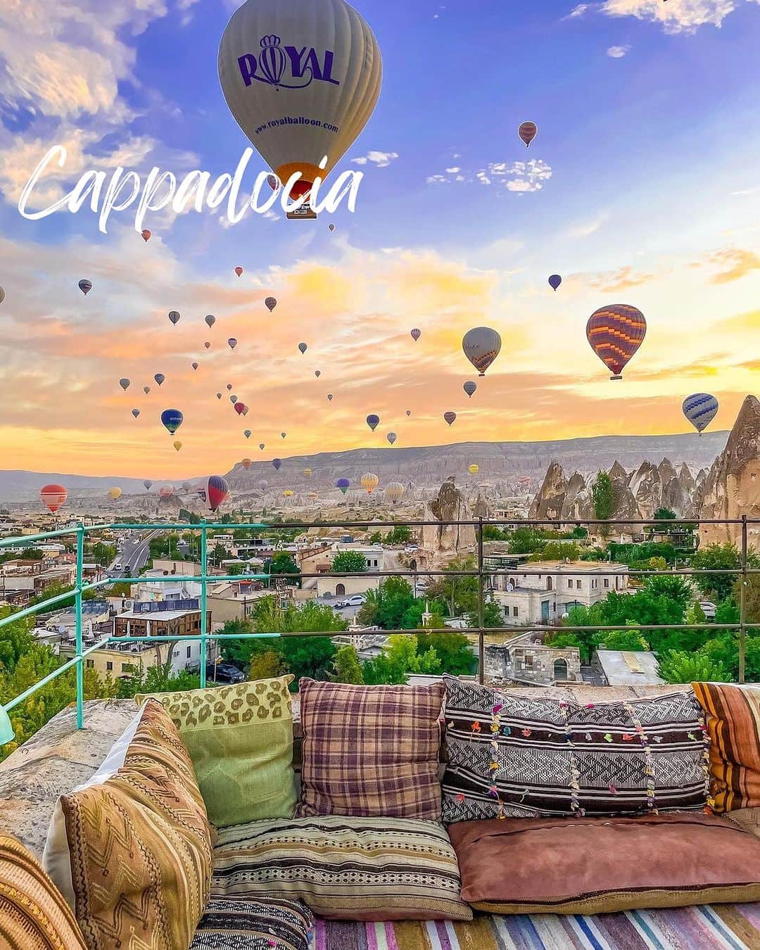 アシアナ航空日本地域公式アカウントのインスタグラム：「ℂ𝕒𝕡𝕡𝕒𝕕𝕠𝕔𝕚𝕒🎈  ┈┈┈┈┈┈┈┈┈┈ #アシアナ航空仁川乗り継ぎで世界各国に行こう！  トルコの人気観光地 世界遺産「カッパドキア」  奇岩群を眼下に眺める気球ツアーは 上空から日の出とカッパドキア全体を見渡す絶景を 堪能することができます。  📌ヨーロッパ/中央アジア/モンゴル １５％OFFクーポンイベント開催中！  🗓️ イベント期間：10/06～12/31 🗓️搭乗期間：2023/10/29～2024/03/31 ※2023/12/23～31は対象外  詳しくはハイライト[EVENT]もしくは 公式HP大バナーから🛫  📸 @unochica @scigeniram @aya_27y @hachikaoru   ┈┈┈┈┈┈┈┈┈┈   #アシアナ航空 #アシアナ #ASIANA #asianaair #asianaairline #OZ #Flyasiana #韓国 #korea #韓国旅行 #✈️#カッパドキア #cappadocia　#トルコ #トルコ旅行 #カッパドキアの熱気球」