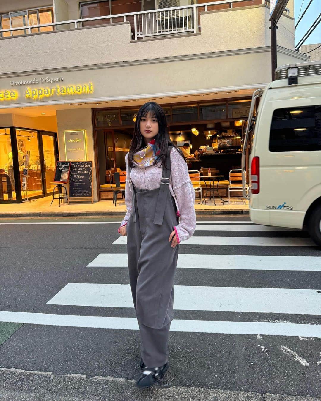 HITOMIさんのインスタグラム写真 - (HITOMIInstagram)「寒い日が続いてたけど今日はあったかかった..！۬৺۬ 　 冬服あんまり多くないんだけど色んな服組み合わせて誤魔化してます!!! ˚✧₊⁎❝᷀ົཽ≀ˍ̮ ❝᷀ົཽ⁎⁺˳✧༚ ふーん！ 　 Instagramさんは優秀なので私の好みのファッションをすぐおすすめに出して来るので即座に買います。この靴もその罠にかかりました。笑 　  It's been really cold lately, but today was surprisingly warm!  I don't have a lot of winter clothes, so I'm mixing and matching various outfits to get by. Instagram is so good at recommending my favorite fashion items, and I end up buying them right away. These shoes were also a part of that temptation.」10月20日 20時43分 - __htm.13__