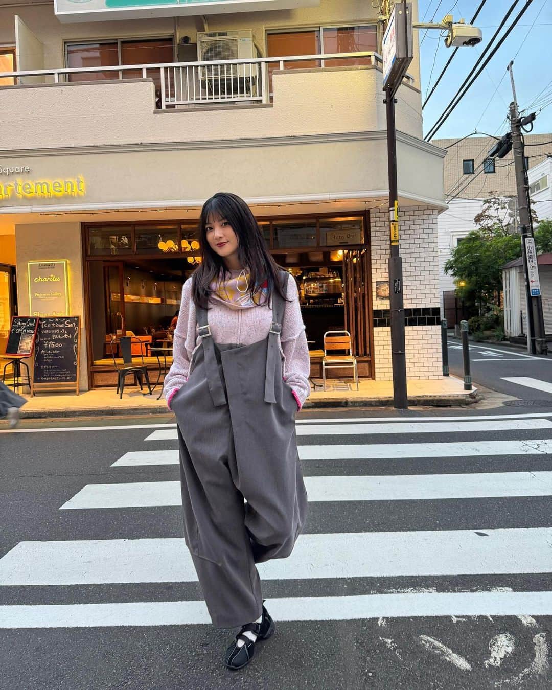 HITOMIさんのインスタグラム写真 - (HITOMIInstagram)「寒い日が続いてたけど今日はあったかかった..！۬৺۬ 　 冬服あんまり多くないんだけど色んな服組み合わせて誤魔化してます!!! ˚✧₊⁎❝᷀ົཽ≀ˍ̮ ❝᷀ົཽ⁎⁺˳✧༚ ふーん！ 　 Instagramさんは優秀なので私の好みのファッションをすぐおすすめに出して来るので即座に買います。この靴もその罠にかかりました。笑 　  It's been really cold lately, but today was surprisingly warm!  I don't have a lot of winter clothes, so I'm mixing and matching various outfits to get by. Instagram is so good at recommending my favorite fashion items, and I end up buying them right away. These shoes were also a part of that temptation.」10月20日 20時43分 - __htm.13__