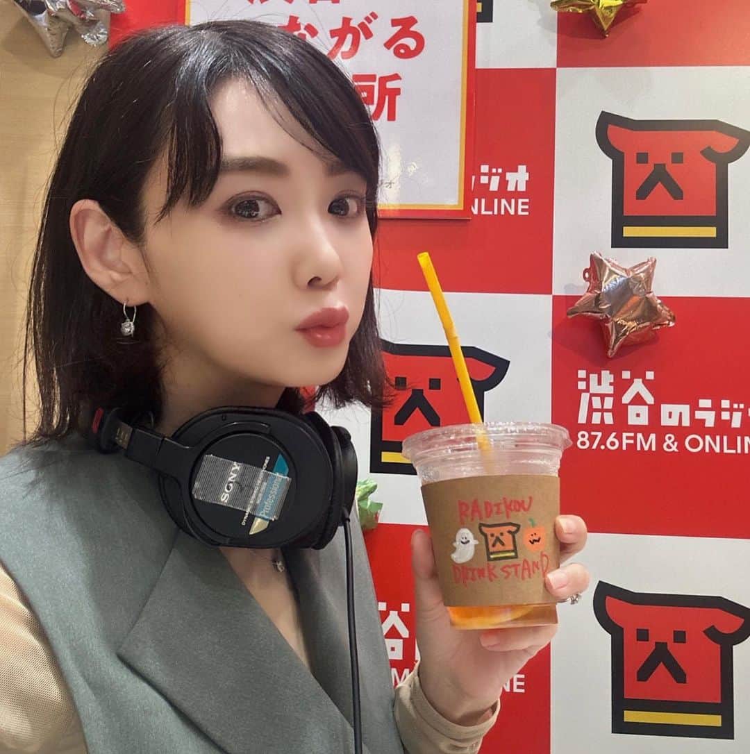 勝木友香のインスタグラム：「あ、またほうれい線を誤魔化す顔をしてしまった！笑  今日は、ナレーターの 小菅一範さんがナビゲーターを務める、渋谷のラジオにお邪魔しました📻  お友達トークみたいなゆるい感じで…笑 放送作家のお仕事や、ナレーターの話、 おすすめの飲食店などなど🌷  たまたま近くで聞いてた方が「勝木じゃん！」と気付いてわざわざスタジオまで 会いにきてくれたりして、 楽しい時間でした♪  そんな中、お知らせを発表したのですが、 東京国立博物館の中にあるTOHAKU茶館で 和菓子作り体験教室を開催します！ @tohaku_chakan   チケット発売は11月かららしいのですが、今日からメールでの先行予約もできるそうです😊 詳細は↓。 さらに詳しくはTOHAKU茶館の公式インスタをご覧ください♪  「野菜の和菓子づくり体験」  ※開始時間の２０分前にTOHAKU茶館にお越しください。 チケット確認後、 体験開催場所の九条館に ご案内致します。 ※日本語、英語での対応。  ＜日程＞ １１月２６日（日）　 １回目：１３時〜１４時２０分　 ２回目：１５時〜１６時２０分  ＜ご予約＞ メールにて先行予約を受付ます。 t-chakan@airmedia1.com  11月よりチケット販売開始 https://ars-chakantokyo.triplabo.jp/home  ＜金額＞ １０，０００円 東京国立博物館入館料込み/千円  ＜持ち物＞ エプロンはご自身でお持ちください。」