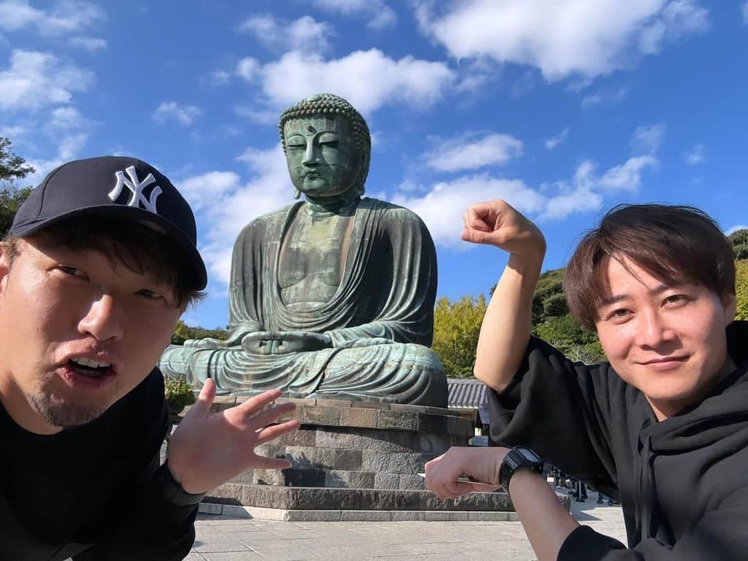 土井悠平さんのインスタグラム写真 - (土井悠平Instagram)「鎌倉旅の相方👏  実は、池ちゃんこと 池田隆英投手と行ってました！  この間載せたアナザースカイ的な動画も池田投手が撮ってくれています笑  今回は、 「男2人セルフタイマーダブルピース」を筆頭に、良かったショットをお届けします笑  ※本人に掲載許可頂いています。  いやー、楽しかったなぁ！！ 男2人して真っ黒の服着て鎌倉歩いてるのは僕らしかいませんでした笑  #鎌倉 #鎌倉グルメ #鎌倉山  #鎌倉大仏 #男 #男2人旅  #カフェ #ルミリュウ鎌倉山  #ドライブ」10月20日 20時35分 - doi_yuhei