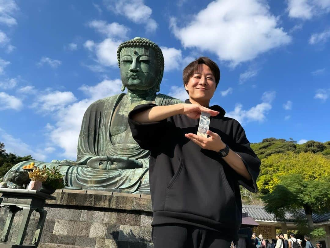 土井悠平さんのインスタグラム写真 - (土井悠平Instagram)「鎌倉旅の相方👏  実は、池ちゃんこと 池田隆英投手と行ってました！  この間載せたアナザースカイ的な動画も池田投手が撮ってくれています笑  今回は、 「男2人セルフタイマーダブルピース」を筆頭に、良かったショットをお届けします笑  ※本人に掲載許可頂いています。  いやー、楽しかったなぁ！！ 男2人して真っ黒の服着て鎌倉歩いてるのは僕らしかいませんでした笑  #鎌倉 #鎌倉グルメ #鎌倉山  #鎌倉大仏 #男 #男2人旅  #カフェ #ルミリュウ鎌倉山  #ドライブ」10月20日 20時35分 - doi_yuhei