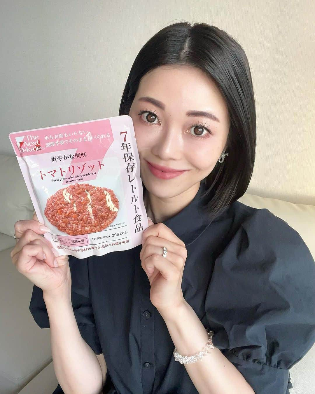 アレルギーナビゲーター 細川真奈 ❤のインスタグラム：「スゴイ防災食に出会いました！！！  7年保存の「アレルギー対応 防災食」  ☑️特定原材料等28品目不使用 ☑️貝類不使用 しかも、 ☑️7年保存 その上よく見かけるごはん系だけでなく、 米粉パン、野菜コンソメスープ、米粉クッキー…と ☑️バリエーション豊富な内容 さらに、 ☑️水やお湯も不要でそのまま食べられるごはん と、 未だかつてない #アレルギー対応 の防災食ラインナップ。  これらの商品を販売されている グリーンデザイン&コンサルティング @the_next_dekade のコンセプトは、 「いつでも」「どこでも」「だれでも」「どんな人種でも」「そのまま食べられる」7年保存の "みんなの保存食®︎" 。  先日、 @allecolle.jp のインタビューの際に 代表の笠（りゅう）さんから聞いたお話に心から感銘を受け、是非1人でも多くの方に伝えたい！と思い、 なんと！ 来週10/25（水）14:00〜 インスタライブを配信することが決まりました🎉✨  まずは、笠さんの "みんなの保存食®︎" に対する想い 開発エピソード 商品のこだわりポイント について、お伺いしたいと思っています。 みなさんからのご質問にもお答えいただく予定ですので、 是非リアルタイムでご視聴いただけましたら幸いです(^^)  お楽しみに〜！  #みんなの保存食 #グリーンデザインアンドコンサルティング #特定原材料28品目不使用 #アレルギー対応食 #保存食 #防災食 #7年保存 #卵アレルギー #乳アレルギー #山芋アレルギー #ナッツアレルギー #小麦アレルギー #食物アレルギー #アレルギー #大人の食物アレルギー #アレルギーナビゲーター #pr #foodallergy #foodallergies #allergynavigater #食物アレルギー_防災食」