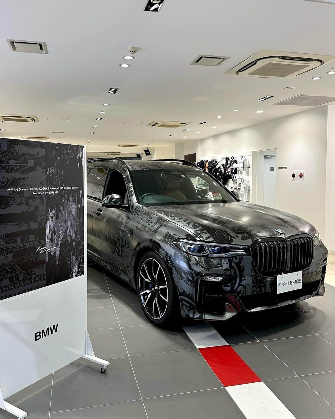 林紗久羅さんのインスタグラム写真 - (林紗久羅Instagram)「. . . . 『BMW Art Dressed Car by  KOSUKE KAWAMURA Special Editions』 . 様々なオーナー権NFTを販売する @straym_io 様と  東京都内のBMW正規ディラーであり MINI CHALLENGE Japanなど レースにも参戦されている @abe_bmw_tokyo 様の共同企画で  世界限定10台のカーラッピング権利を 配布するNFT プロジェクトが始動！！ . 本日は早速、Abe BMW 麻布ショールームに 特別展示されている実車を観てきちゃいました✨ . 人気車種のBMW X7に ストレイムオリジナル企画作品である アーティスト河村康輔さん @kosukekawamura の　 コラージュ作品をラッピングしたもので こちらのラッピング権利を 皆様は獲得するチャンスをGETできます✨ . 個人的にXシリーズは 愛らしいお顔だと思っていましたが こちらのラッピングされたX7を見て めちゃくちゃかっこいいと思いました！！！ （語彙力） . 車にアートを纏うことにより、 より一層のオーラを放ち、高級感、 重厚感、遊び心を感じさせる 『乗る』だけではなく 『魅せる』おクルマを手に入れられる このプロジェクトは素晴らしいし、 とにかくおもしろいです✨ . コラージュ作品のラッピングしたい部分も 選べるようなので唯一無二の マイカーになること間違い無し🖤 . 本日より10月27日(金)まで ストレイムサービスで予約を開始し、 販売価格330,000円（税込）で 河村康輔さんの作品をおクルマに ラッピング出来る権利を得る事ができます✨ ラッピングの実費はご購入者様の ご負担となりますので要注意⚠️ また、カーラッピングの権利は付与されますが 作品だけのご購入もOKだそうです！ . Abe BMW麻布ショールームでの 特別展示は明後日22日(日)までですので  気になる方はぜひお早めにご来場ください✨ . . . #kosukekawamura #河村康輔 #web3 #デジタルアート #digitalart #nftmarketplace #NFTCommunity #nftアート #nftart #straym_art #ストレイム#カーラッピング#carrapping #アートカー #artcar #bmw #ビーエムダブリュー #comtemporaryart #collageart #fineart #現代アート #プロデュース #produce #limited」10月20日 20時37分 - sa1210ku