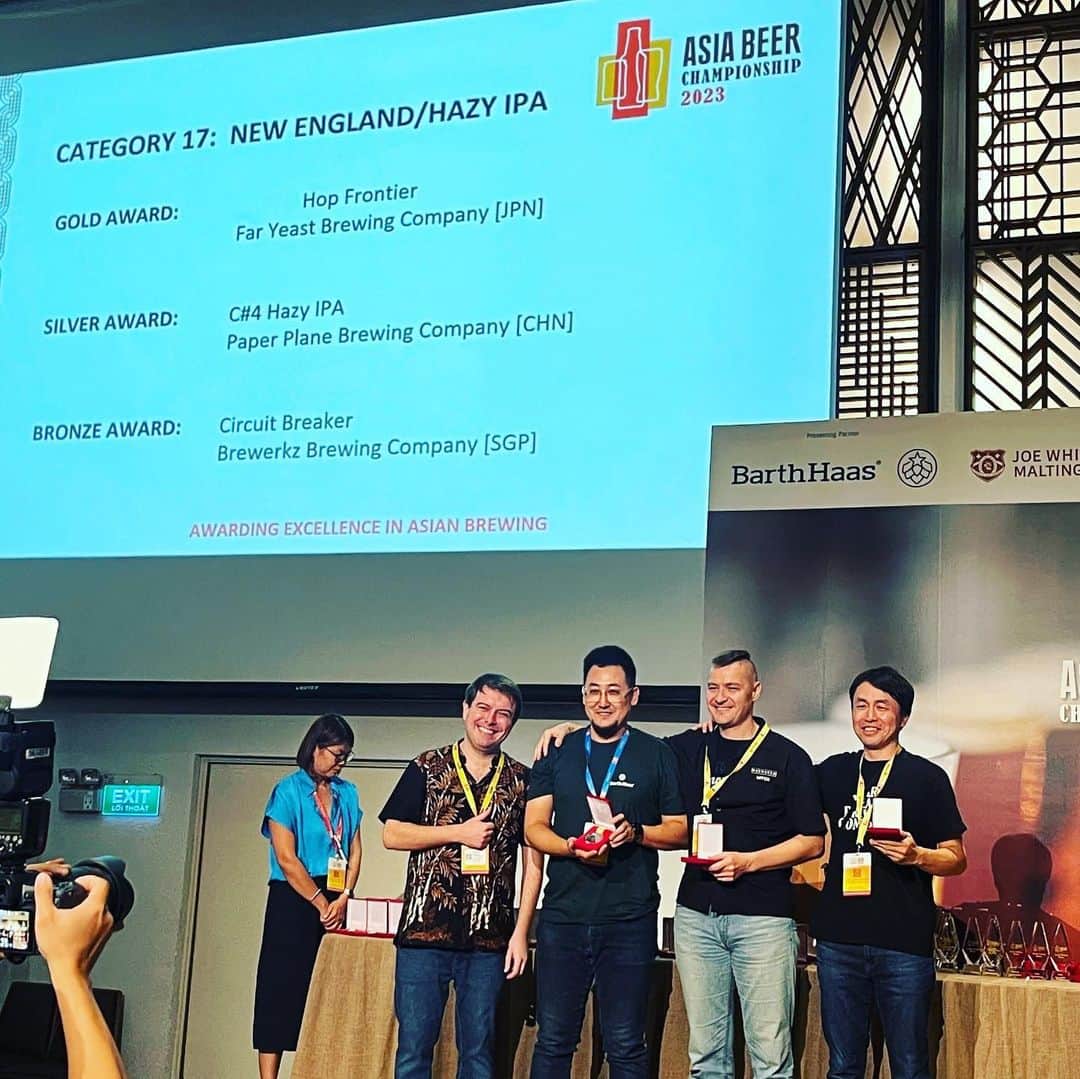 FAR YEAST BREWINGさんのインスタグラム写真 - (FAR YEAST BREWINGInstagram)「＜Asia Beer Championship2023速報！＞  ベトナム🇻🇳ホーチミンで先程行われた「Asia Beer Championship2023」表彰式にて、我々Far Yeast Brewingが“Country Champion of Japan”に選出されました!!!!  Brewery始まって以来の快挙！ 素直に嬉しいので、速報postです。  たくさん嬉しいニュースが届いたのですが、ハイライトとしては『Hop Frontier』がNew England / Hazy IPA CategoryでGold、そして“Champion IPA of ASIA”に🍻  さらに！！  びっくりしたのがWild Beer Category でOff Trailが1,2,3 Finish🥇🥈🥉  ひとまずはありがとうございました！！！  受賞作については、改めて紹介させてください。  今夜はとっても良い夢が見れそうです🤘🏻 みなさんも良い夜を。  Cheers!!!!🍻🥳  #faryeastbrewing #faryeast #fyb #craftbeer #japaneasrcraftbeer #offtrail #微生物ビール #barrelagedbeer #barrelaged #kosuge #小菅村 #yamanashi」10月20日 20時38分 - faryeastbrewing