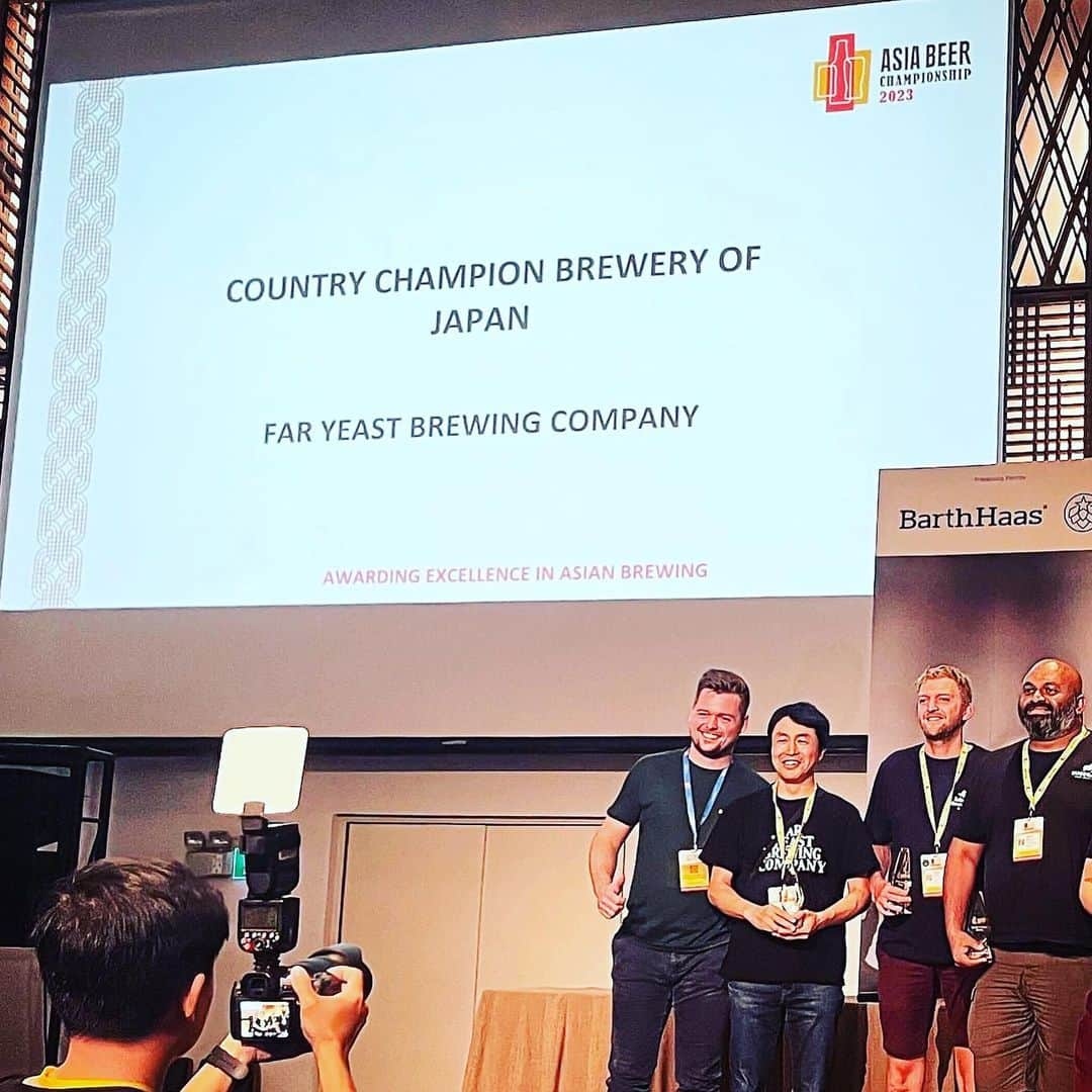 FAR YEAST BREWINGさんのインスタグラム写真 - (FAR YEAST BREWINGInstagram)「＜Asia Beer Championship2023速報！＞  ベトナム🇻🇳ホーチミンで先程行われた「Asia Beer Championship2023」表彰式にて、我々Far Yeast Brewingが“Country Champion of Japan”に選出されました!!!!  Brewery始まって以来の快挙！ 素直に嬉しいので、速報postです。  たくさん嬉しいニュースが届いたのですが、ハイライトとしては『Hop Frontier』がNew England / Hazy IPA CategoryでGold、そして“Champion IPA of ASIA”に🍻  さらに！！  びっくりしたのがWild Beer Category でOff Trailが1,2,3 Finish🥇🥈🥉  ひとまずはありがとうございました！！！  受賞作については、改めて紹介させてください。  今夜はとっても良い夢が見れそうです🤘🏻 みなさんも良い夜を。  Cheers!!!!🍻🥳  #faryeastbrewing #faryeast #fyb #craftbeer #japaneasrcraftbeer #offtrail #微生物ビール #barrelagedbeer #barrelaged #kosuge #小菅村 #yamanashi」10月20日 20時38分 - faryeastbrewing