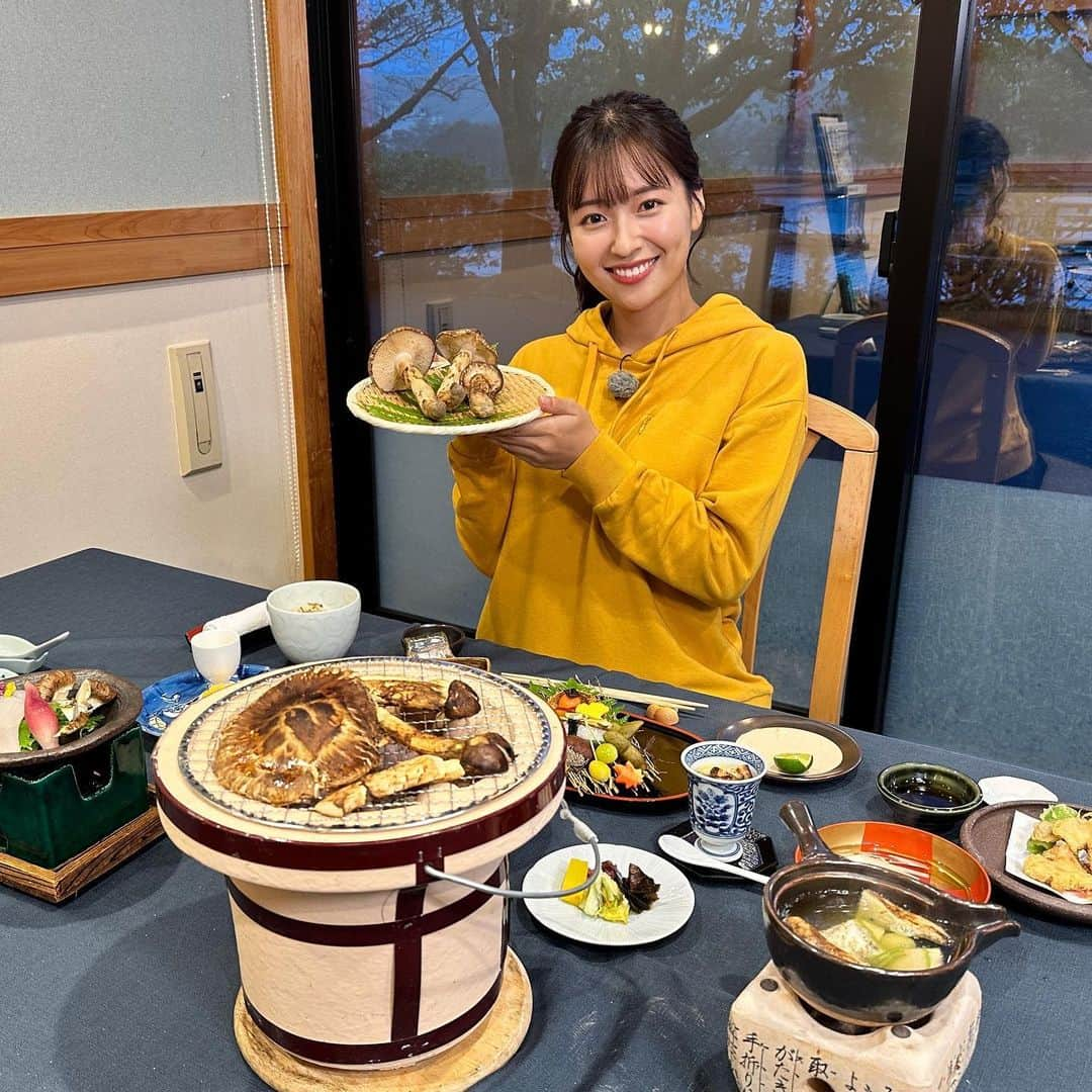 山崎香佳さんのインスタグラム写真 - (山崎香佳Instagram)「秋の味覚の王様、松茸！  今日の #よんチャンtv でご紹介しました。  今回ご協力いただいた「八光館」には8800円で松茸と丹波牛のすき焼き食べ放題という名物メニューが！  幸せなお仕事でした😋❤️」10月20日 20時39分 - kyokayamasaki_