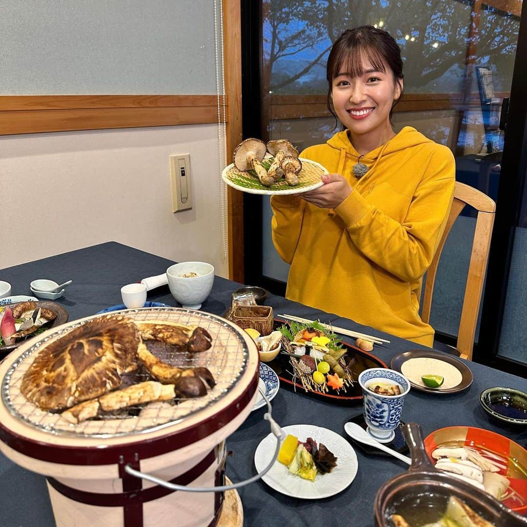 山崎香佳さんのインスタグラム写真 - (山崎香佳Instagram)「秋の味覚の王様、松茸！  今日の #よんチャンtv でご紹介しました。  今回ご協力いただいた「八光館」には8800円で松茸と丹波牛のすき焼き食べ放題という名物メニューが！  幸せなお仕事でした😋❤️」10月20日 20時39分 - kyokayamasaki_