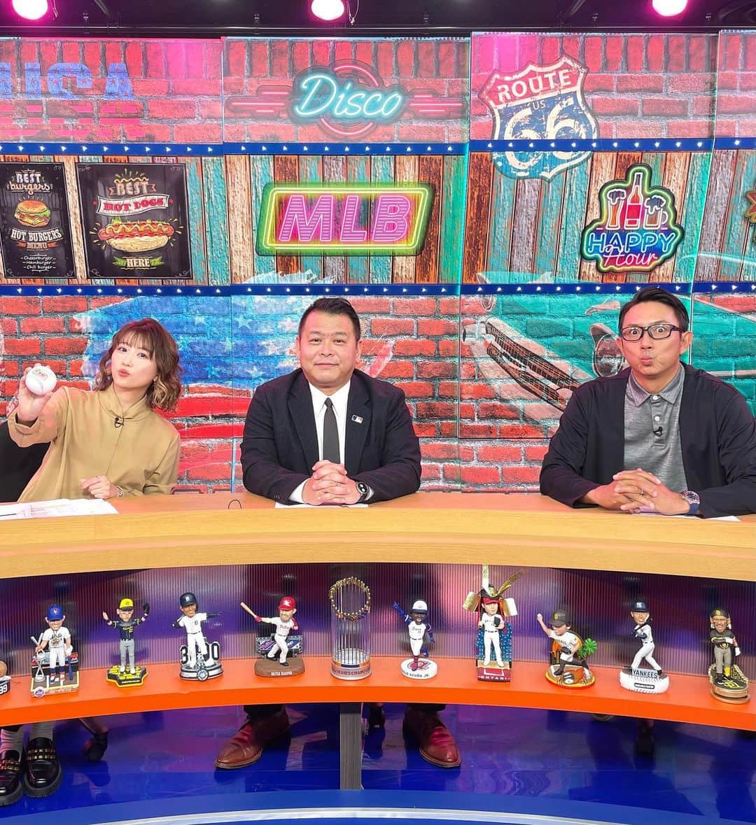 津田麻莉奈のインスタグラム：「＼＼✨⚾️MLBイッキ見！⚾️ ✨／／  今夜22:00-22:45 J SPORTS(@jsports_yakyu ) 「MLBイッキ見！」  #リーグチャンピオンシップシリーズ  を たっぷりと特集します！！  ゲストは#川﨑宗則さん ✨ (@mune.kawasaki.official ) コメンテーターは#AKI猪瀬さん ✨ MC津田麻莉奈です！  イッキ見は毎週BS無料放送👍 ぜひご覧ください！  リモコンのBSボタン 　↓ J SPORTS 1 　↓ イッキ見！  衣装 @c_fsf  @facesansfard   #MLB  #JSPORTS #野球好き #メジャーリーグ #MLBイッキ見 #majorleaguebaseball #baseball  #まりなる #津田麻莉奈」