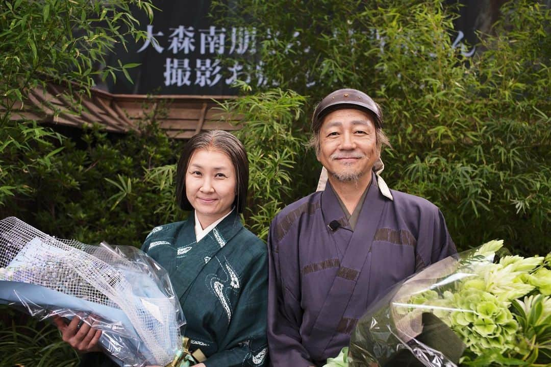 松本潤のインスタグラム：「⁡ ⁡ 〜クランクアップ集〜 ⁡ 酒井忠次  大森南朋さん 登与  猫背椿さん ⁡ 徳川の前身である松平家の頃からずっと支えてきてくれた2人がアップしました。 左衛門は男性たちを、登与は女性たちを、徳川家中をまとめ上げてくれました。 特に南朋さんにはこの一年数ヶ月の間、1番ご飯や飲みに付き合って頂き本当にお世話になりました。現場のことや芝居のことはもちろん僕自身のことも本当に支えていただきました。 ありがとうございました！！ ⁡ 2人のえびすくい、一生忘れません！！ お疲れ様でした！！！ ⁡ photo by Ieyasu ⁡ #どうする家康 #酒井忠次 #登与 #大森南朋 #猫背椿 #えびすくいForever #掛け軸もエビ！！ #音尾さん #裕貴 #李光人も駆けつけましたー #岡部くんはアップの瞬間に間に合わず笑 #お疲れ様でした！！」