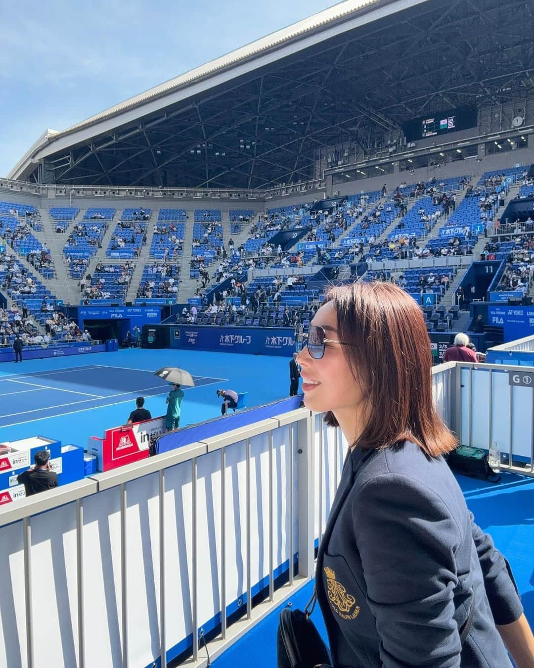 宮田綾子さんのインスタグラム写真 - (宮田綾子Instagram)「エミレーツ航空様よりご招待いただきました🎾「木下グループジャパンオープン2023」 今年も快晴のテニス日和☀️ 暑すぎて紺ブレ脱ぎ捨てたいくらいだった、笑 テニス観戦ってまるっと1日楽しめるんですよね♩目の前で続くラリーが迫力でした🎾 錦織くんケガで欠場残念、手繋ぎストーリーズにたくさんのDMありがとう😹   素敵な席での観戦ありがとうございました Thank you @emirates ✈️  透明感のある健康的なアラフィフを目指しています😚 ❤️ @ayako__miyata ←23万フォロワーありがとう❤️  #PR #エミレーツ航空 #エミレーツ #ジャパンオープン #テニス #有明コロシアム」10月20日 20時51分 - ayako__miyata