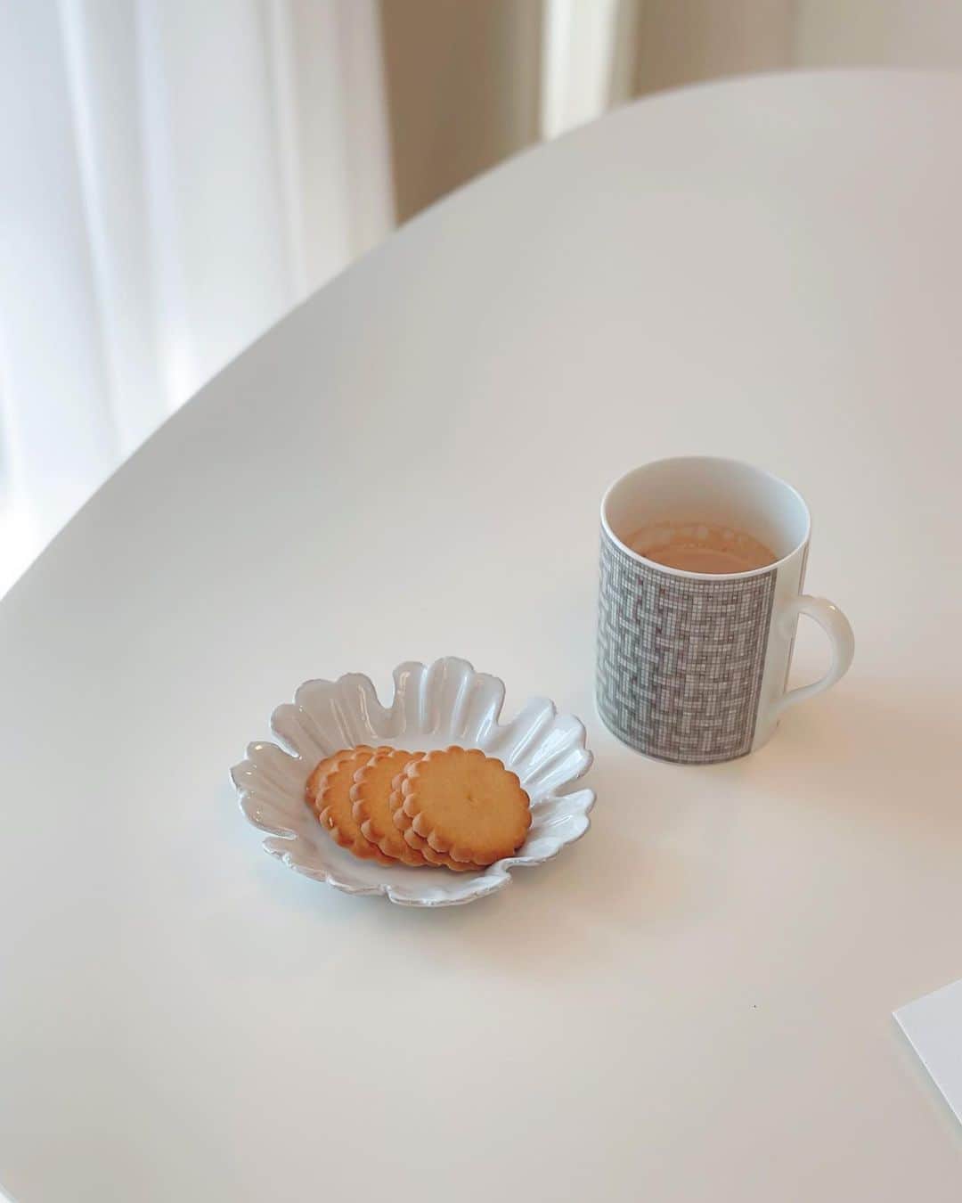 ハンナミのインスタグラム：「この季節になるとココアが飲みたくなる ☕️📚♡  お気に入りのお皿は、 @astierdevillatte 🤲🏻。」